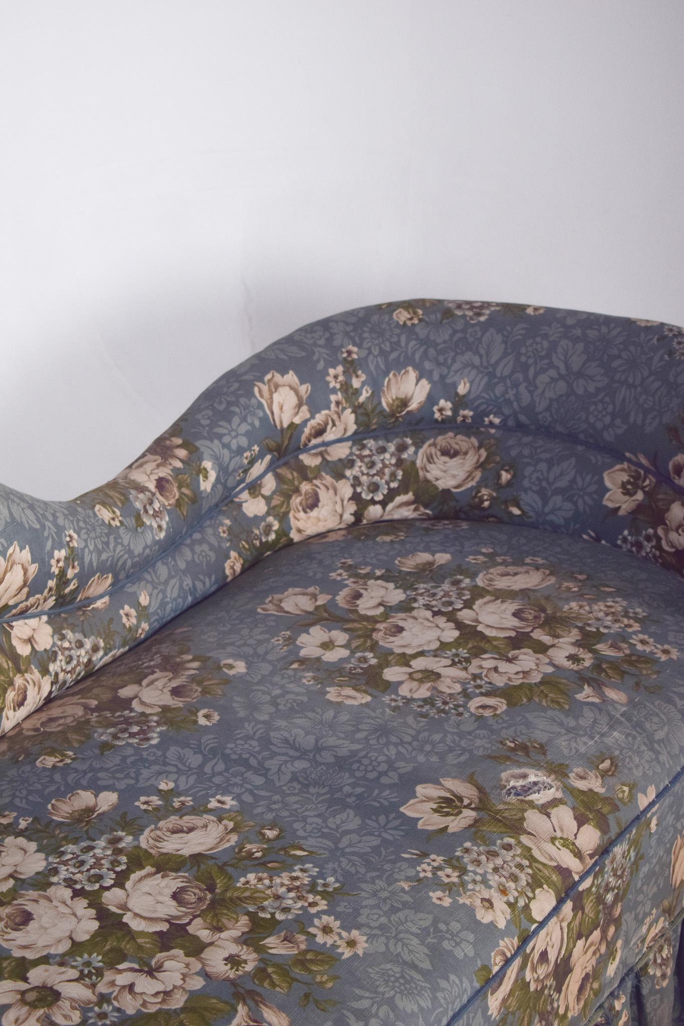 Chaise longue danoise ancienne en tissu bleu fleuri en vente 1