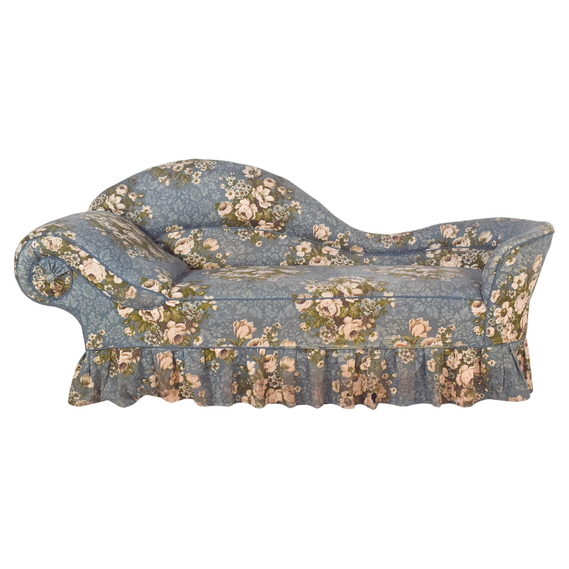 Chaise longue danoise ancienne en tissu bleu fleuri en vente