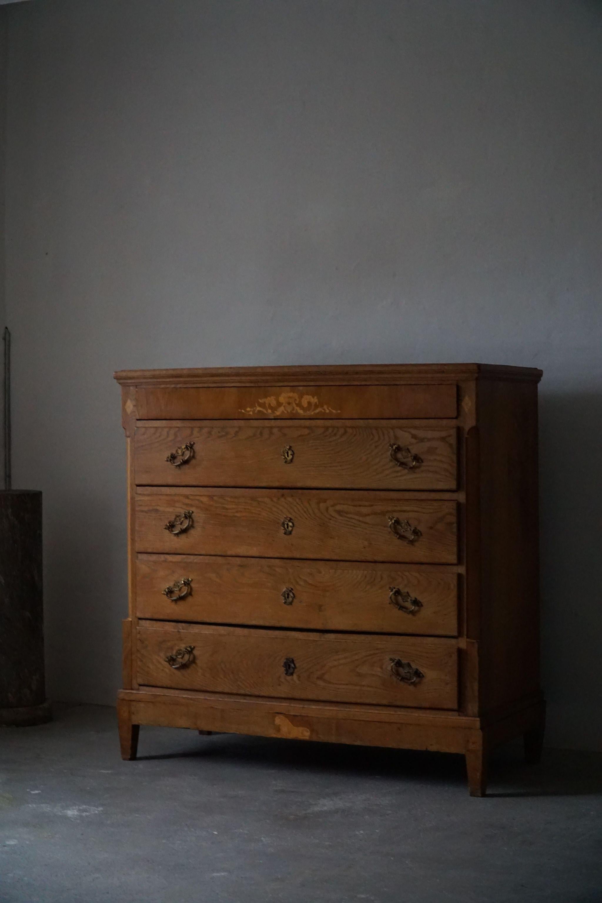 Antique Danish Chest of Drawers in Oak, Made in Late 18th Century, Louis 16 In Good Condition For Sale In Odense, DK