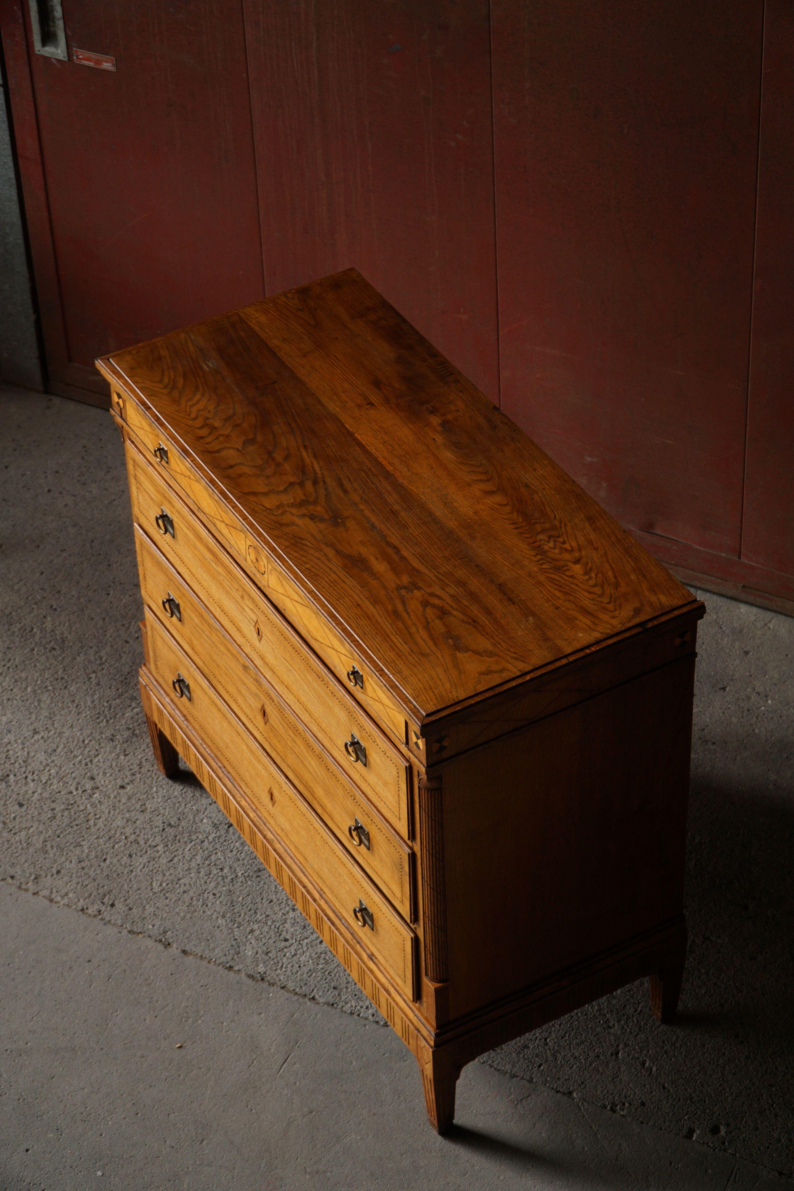 Ancienne commode danoise en Oak, réalisée à la fin du 18ème siècle, Louis XVI en vente 3