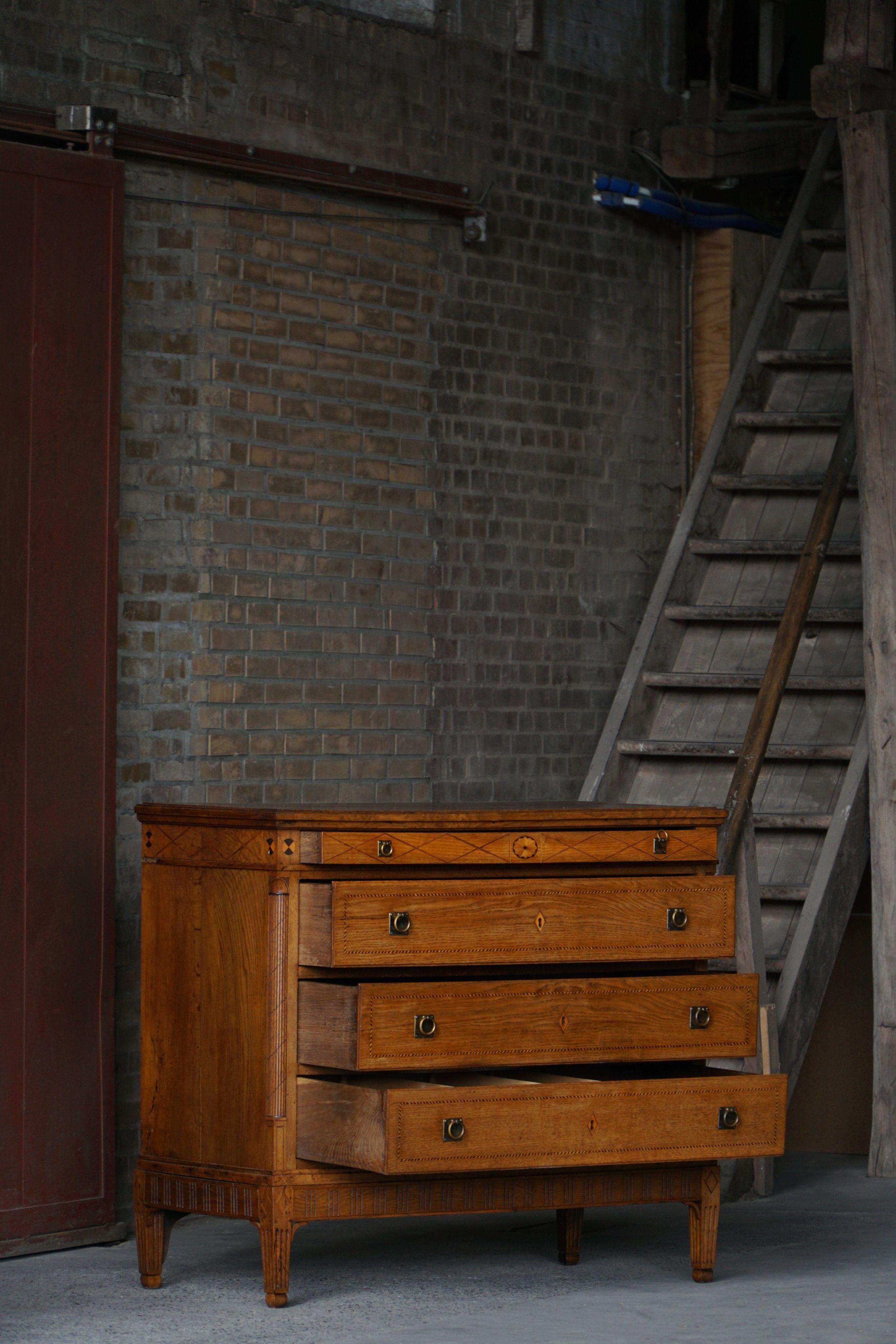 Ancienne commode danoise en Oak, réalisée à la fin du 18ème siècle, Louis XVI en vente 4