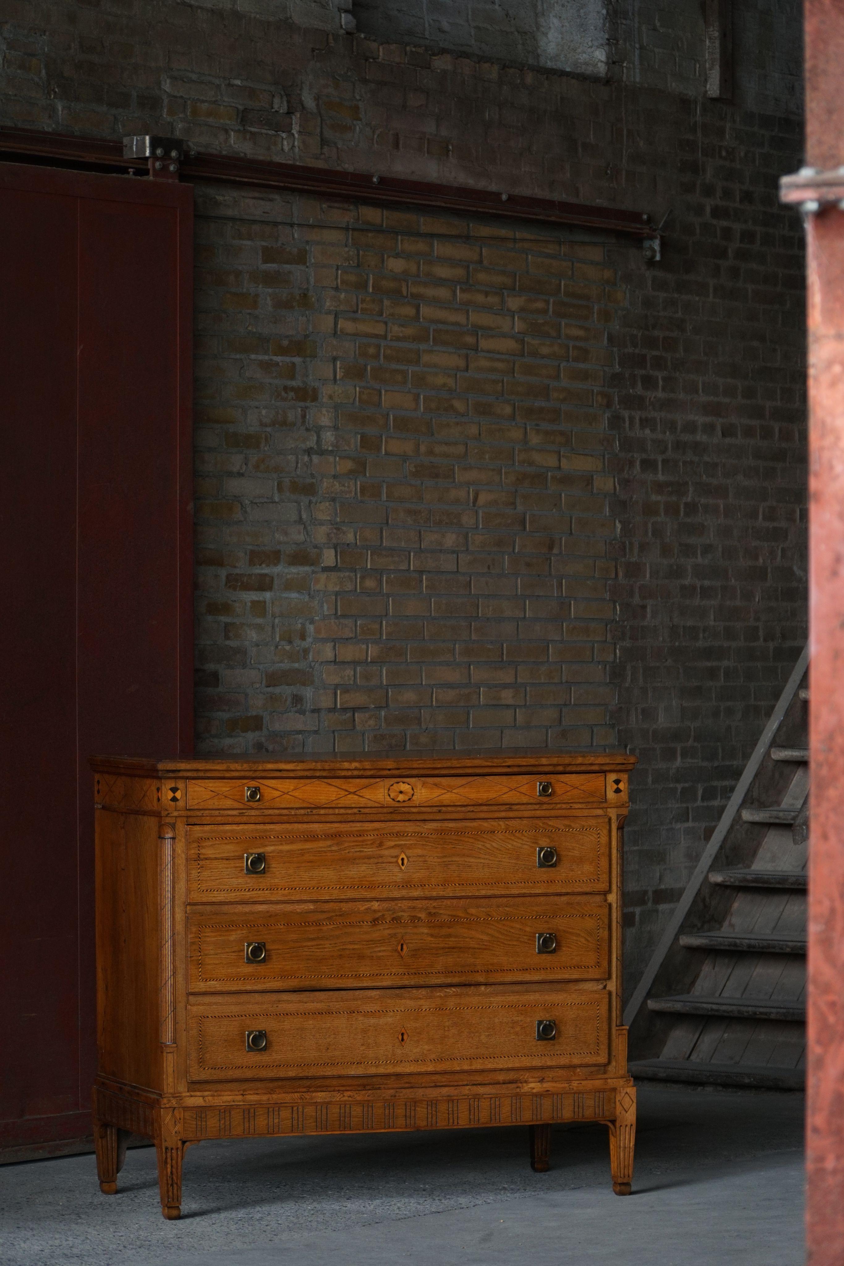 Baroque Ancienne commode danoise en Oak, réalisée à la fin du 18ème siècle, Louis XVI en vente