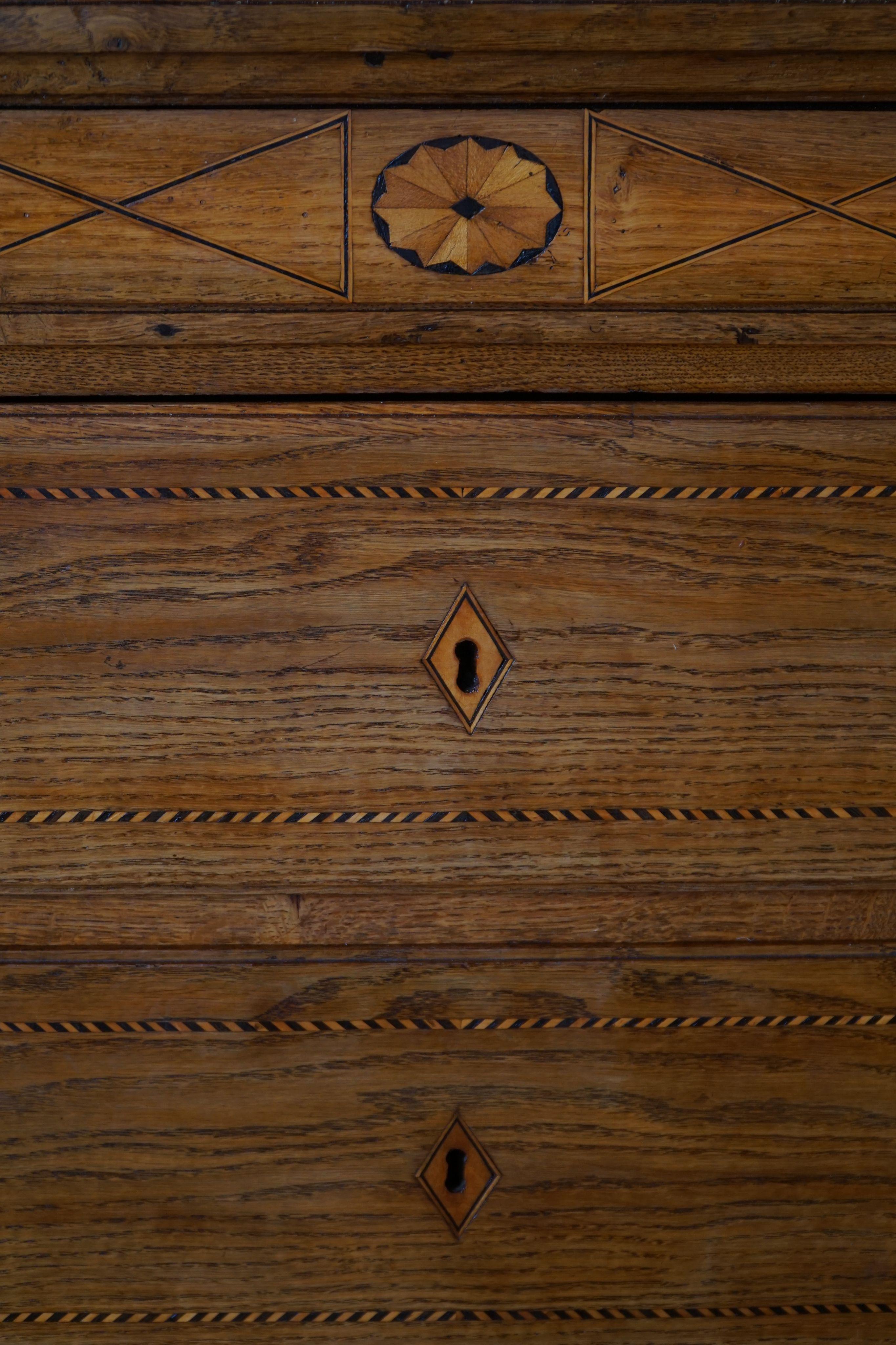 Danois Ancienne commode danoise en Oak, réalisée à la fin du 18ème siècle, Louis XVI en vente