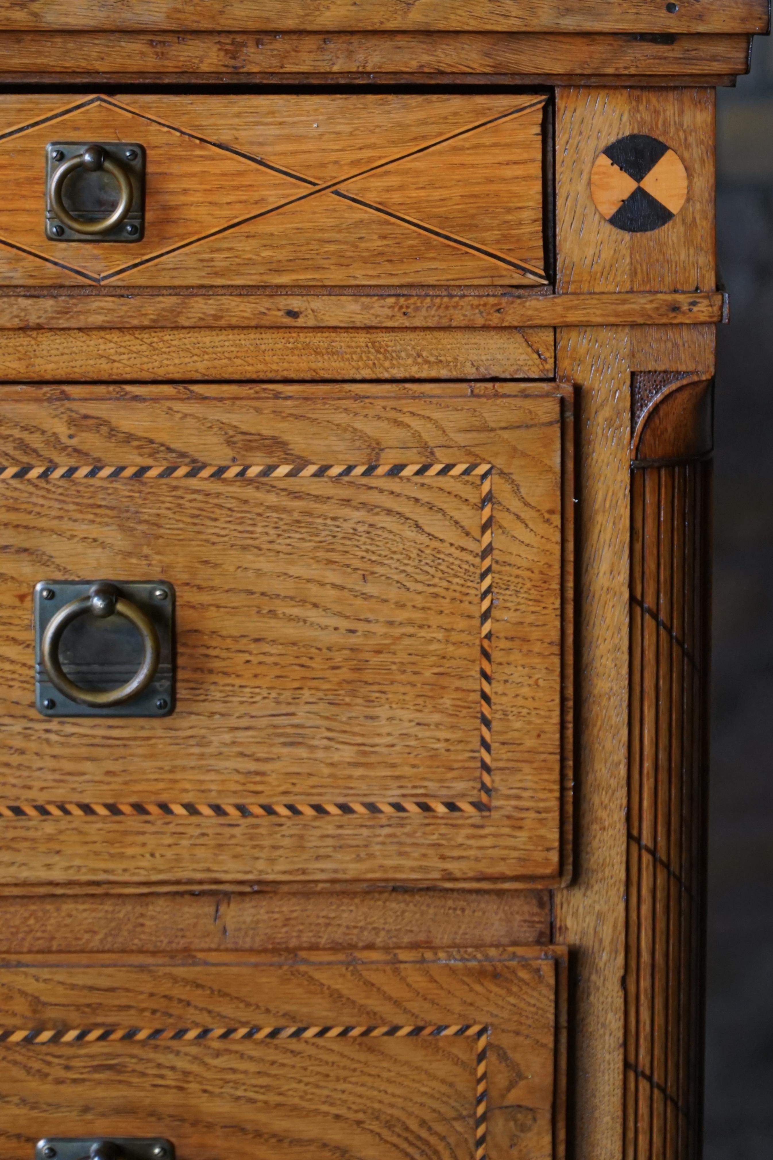Ancienne commode danoise en Oak, réalisée à la fin du 18ème siècle, Louis XVI Bon état - En vente à Odense, DK