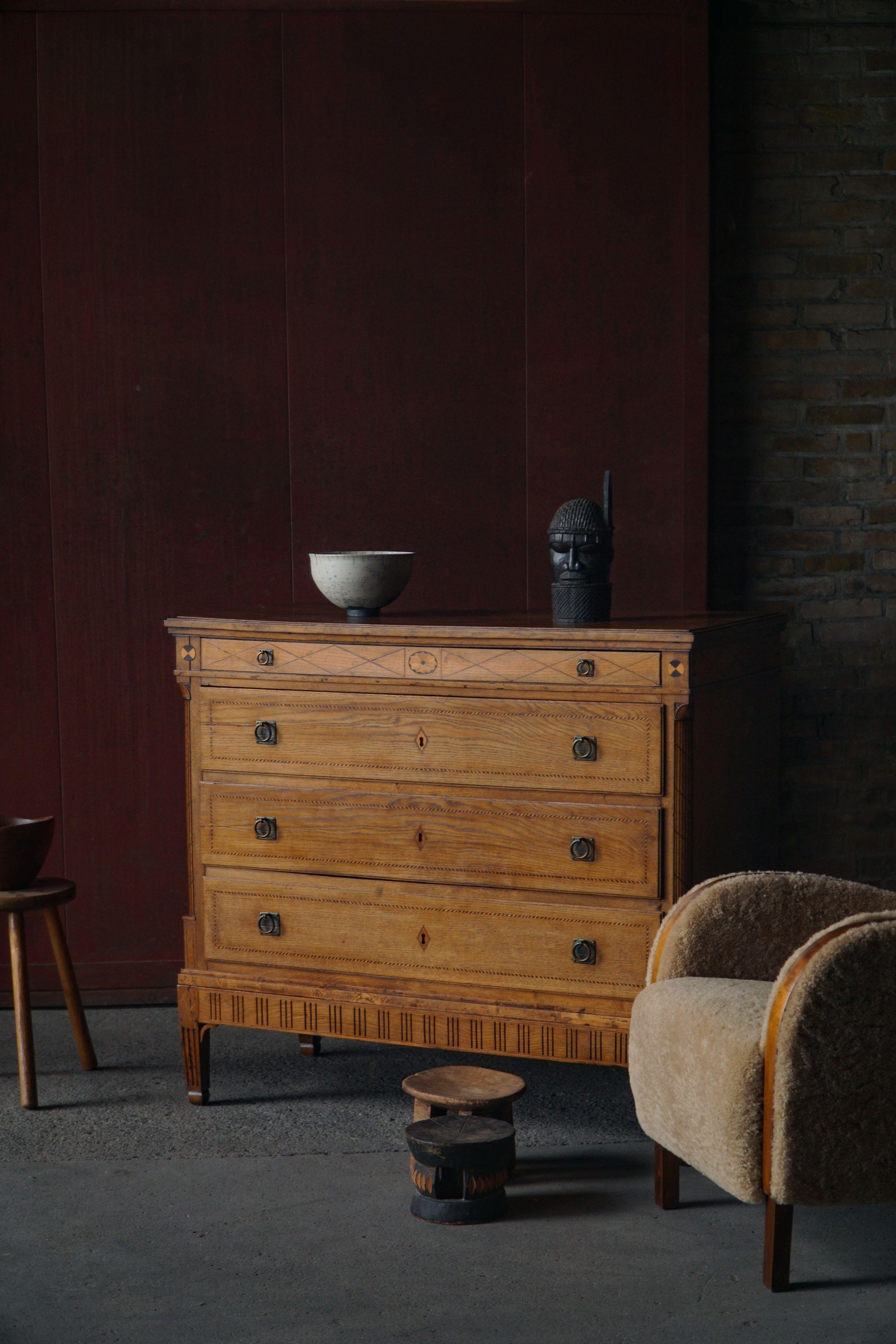 XVIIIe siècle Ancienne commode danoise en Oak, réalisée à la fin du 18ème siècle, Louis XVI en vente