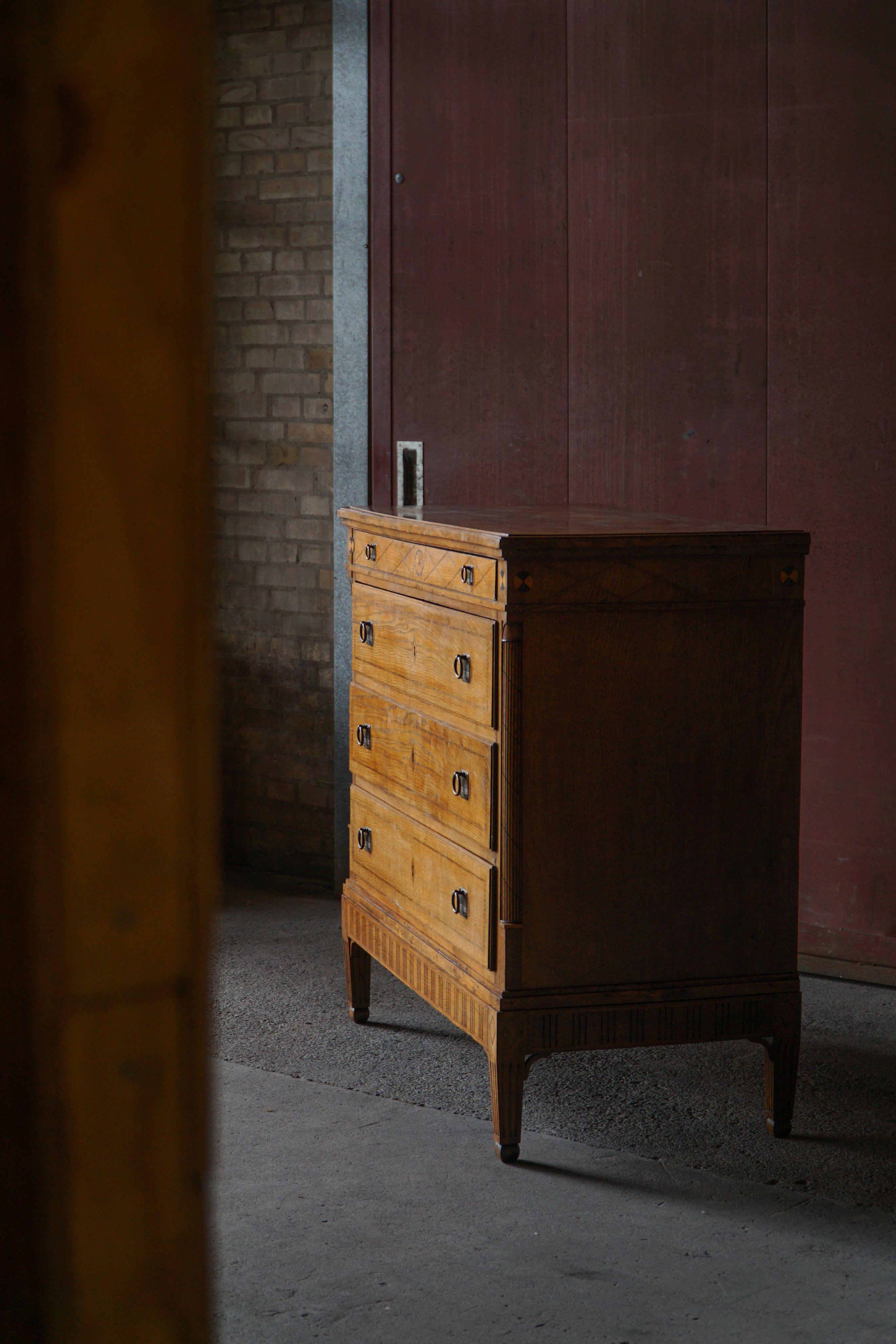 Laiton Ancienne commode danoise en Oak, réalisée à la fin du 18ème siècle, Louis XVI en vente