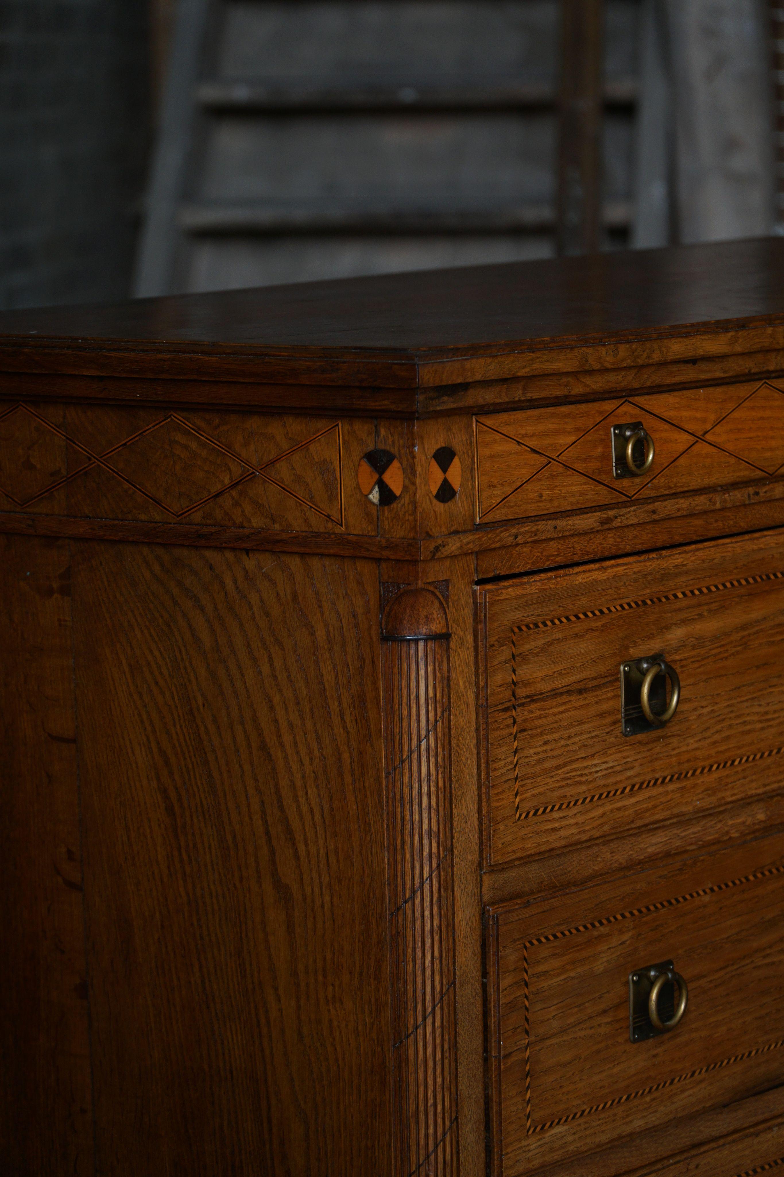 Ancienne commode danoise en Oak, réalisée à la fin du 18ème siècle, Louis XVI en vente 1