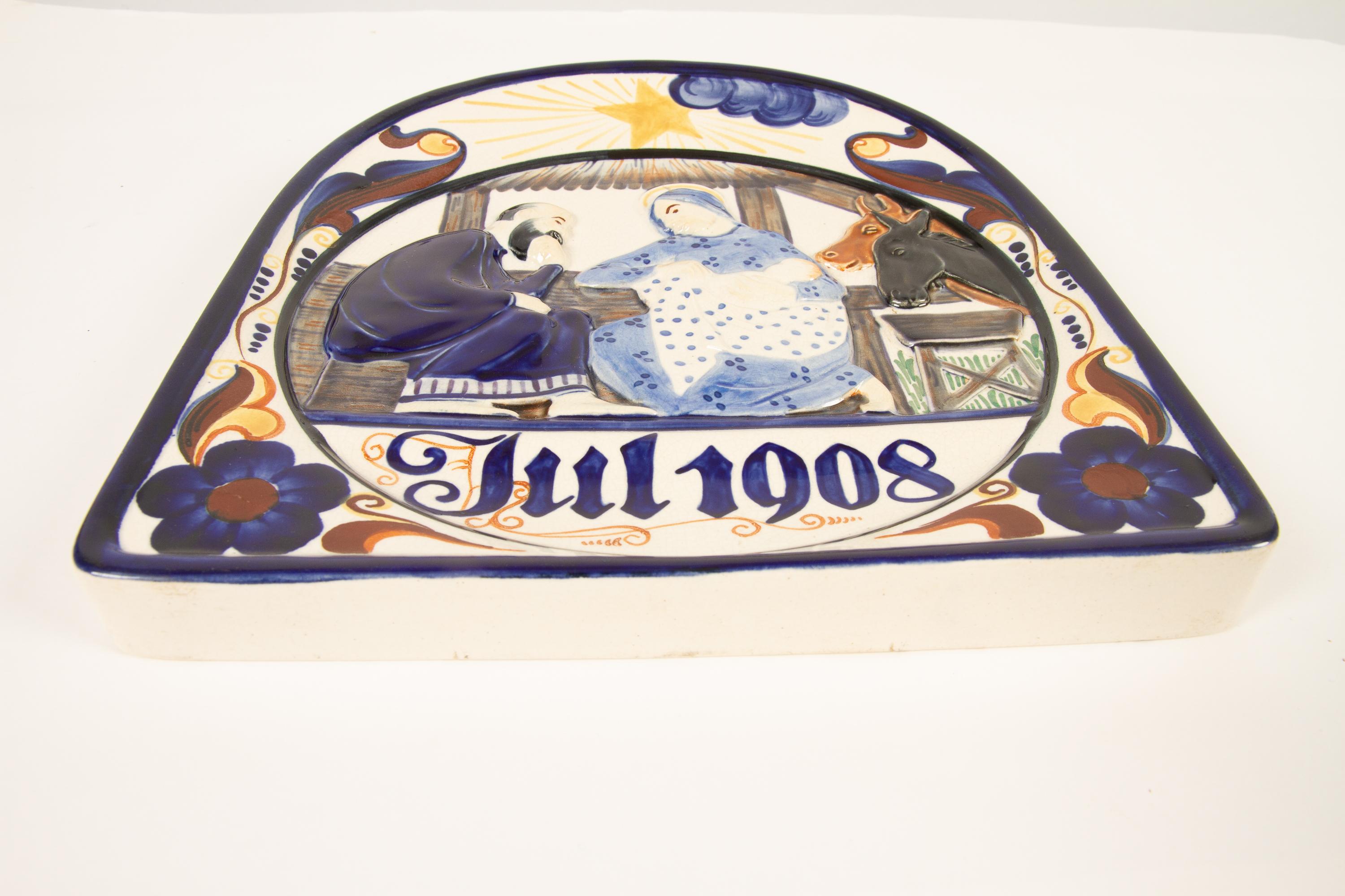 Antico piatto decorativo natalizio danese in porcellana di Aluminia 1908.
Grande piatto natalizio di Aluminia (poi Royal Copenhagen) in maiolica dipinta a mano. La parola 