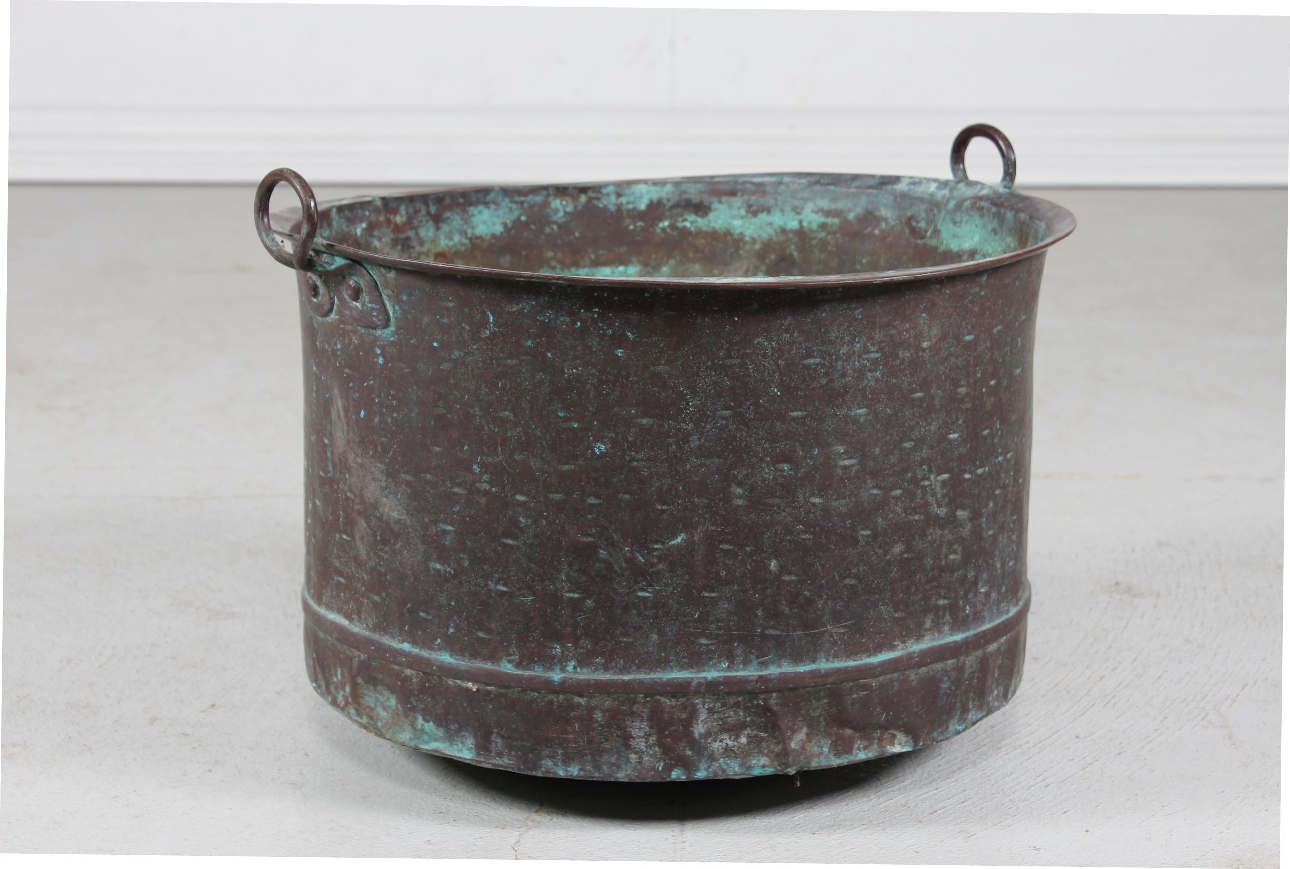 Antique Danish large copper bin, vessel or cauldron with small handles and a fine verdigrised copper patina.
Made in Denmark in the middle of the 19th century.
Ideal for e.g. fire wood or bin by the fireplace

Height 32 cm
Width 53 cm
Diameter