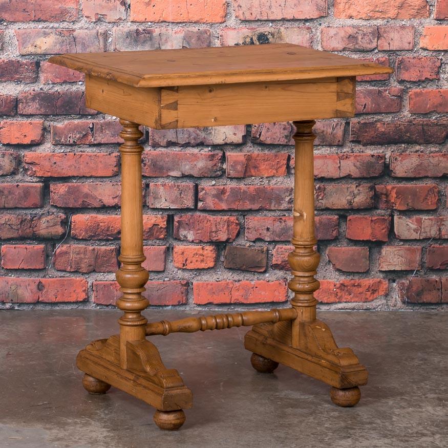Antique Danish Country Pine Side Table or Nightstand im Zustand „Gut“ in Round Top, TX