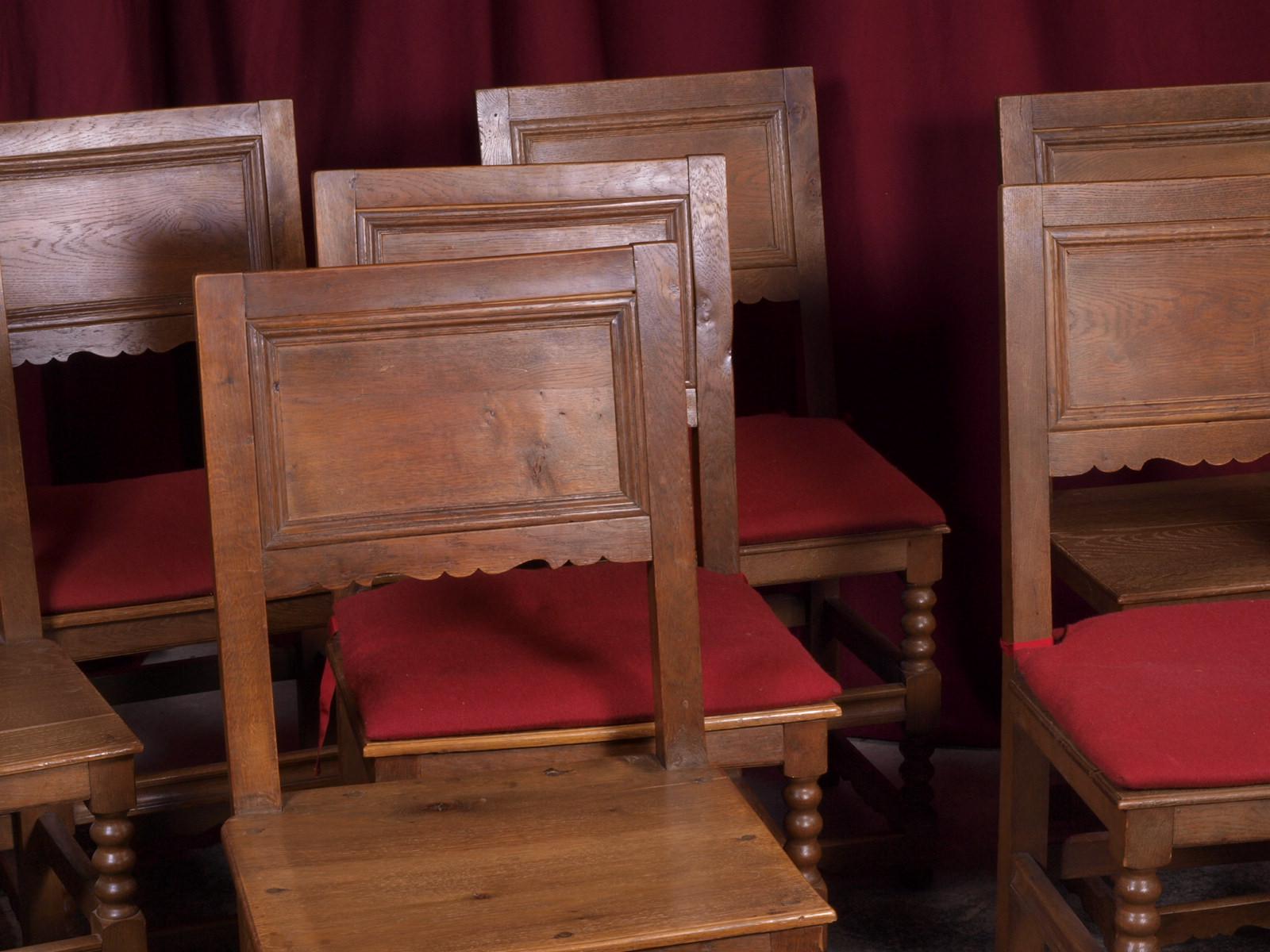 Old oak wood chairs from a Home in the middle of the Old Town of Copenhagen. From the 1800s, Denmark.

The cubestic and modern design combined with a wonderful timber grain and patina makes these chairs unique. They are simple in shape and