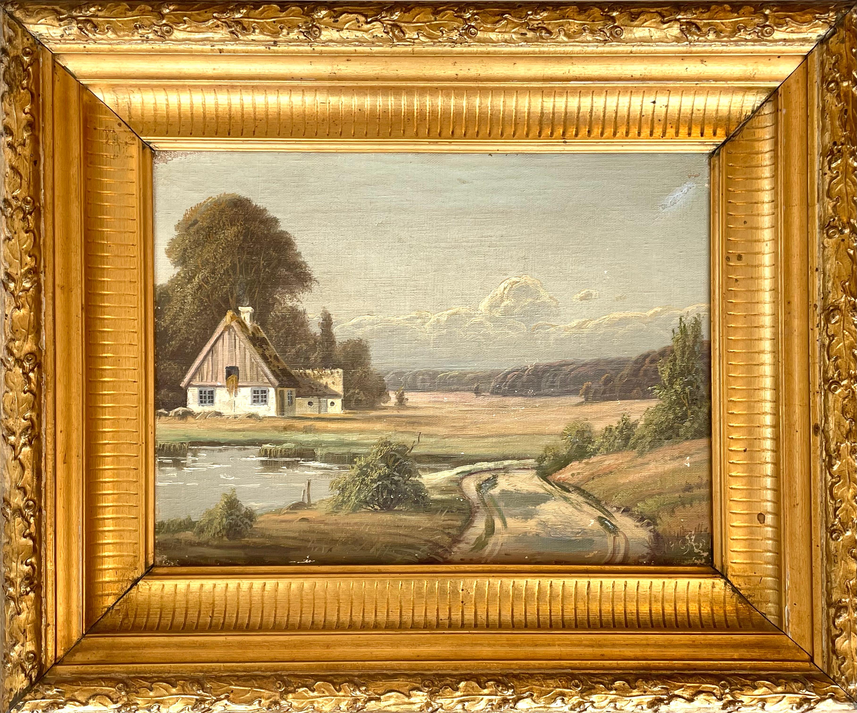 Original antikes dänisches Ölgemälde auf Leinwand mit einer ländlichen Landschaft, die einen einsamen Bauernhof neben einem kleinen Teich zeigt. Eine unbefestigte Straße führt durch die Landschaft, und im Hintergrund ist ein großer Wald zu