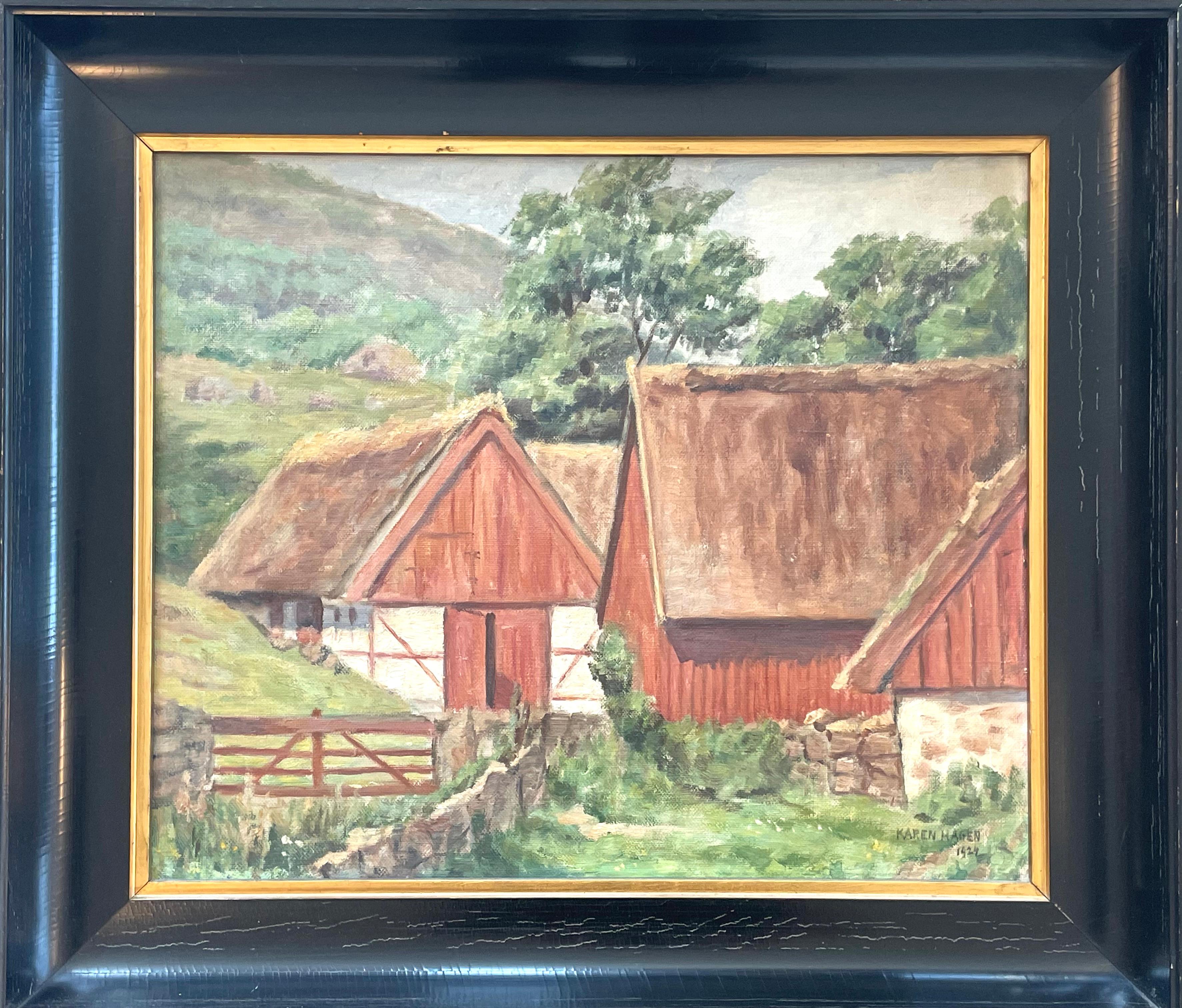 Óleo sobre lienzo original danés antiguo de un paisaje rural que representa una pequeña granja con tejado de paja y entramado pintado de rojo. El paisaje de verano muestra árboles al fondo y una gran colina junto a la granja. El tema pastoral y los