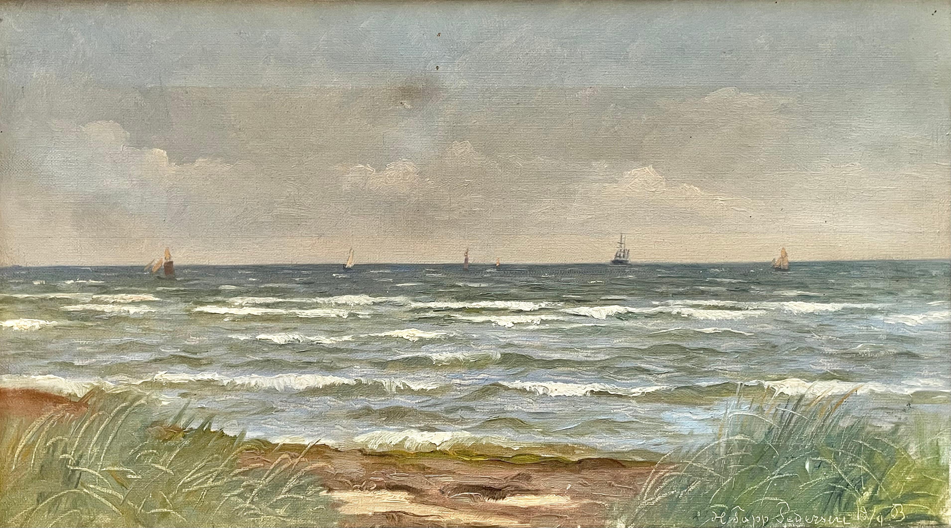 Peinture originale danoise ancienne à l'huile sur toile de 1903 de l'artiste Holger Topp Pedersen (1868-1938).

L'œuvre d'art représente des vagues qui roulent vers le rivage avec des dunes de sable herbeuses au premier plan et plusieurs voiliers et