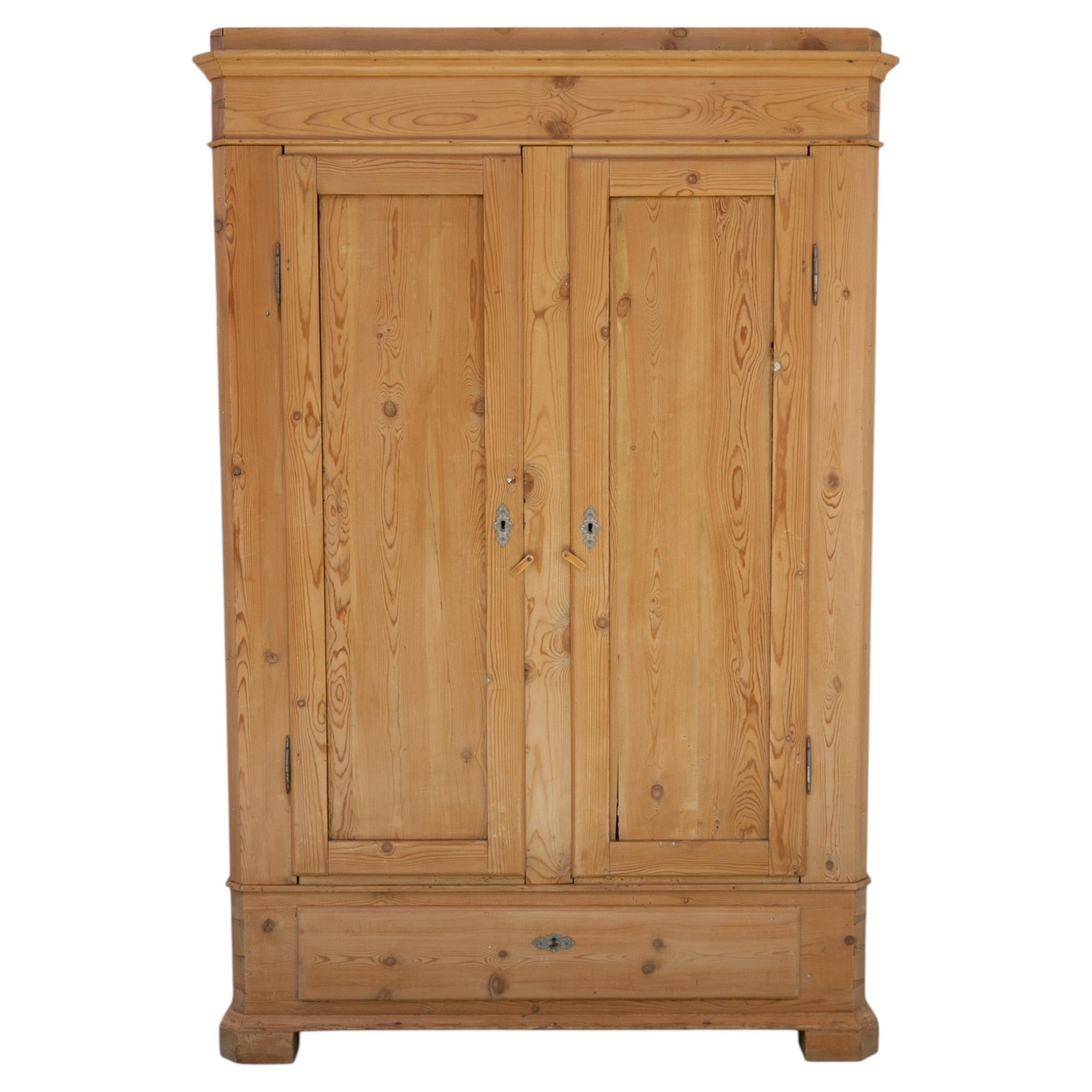 What is the difference between a closet and an almirah?