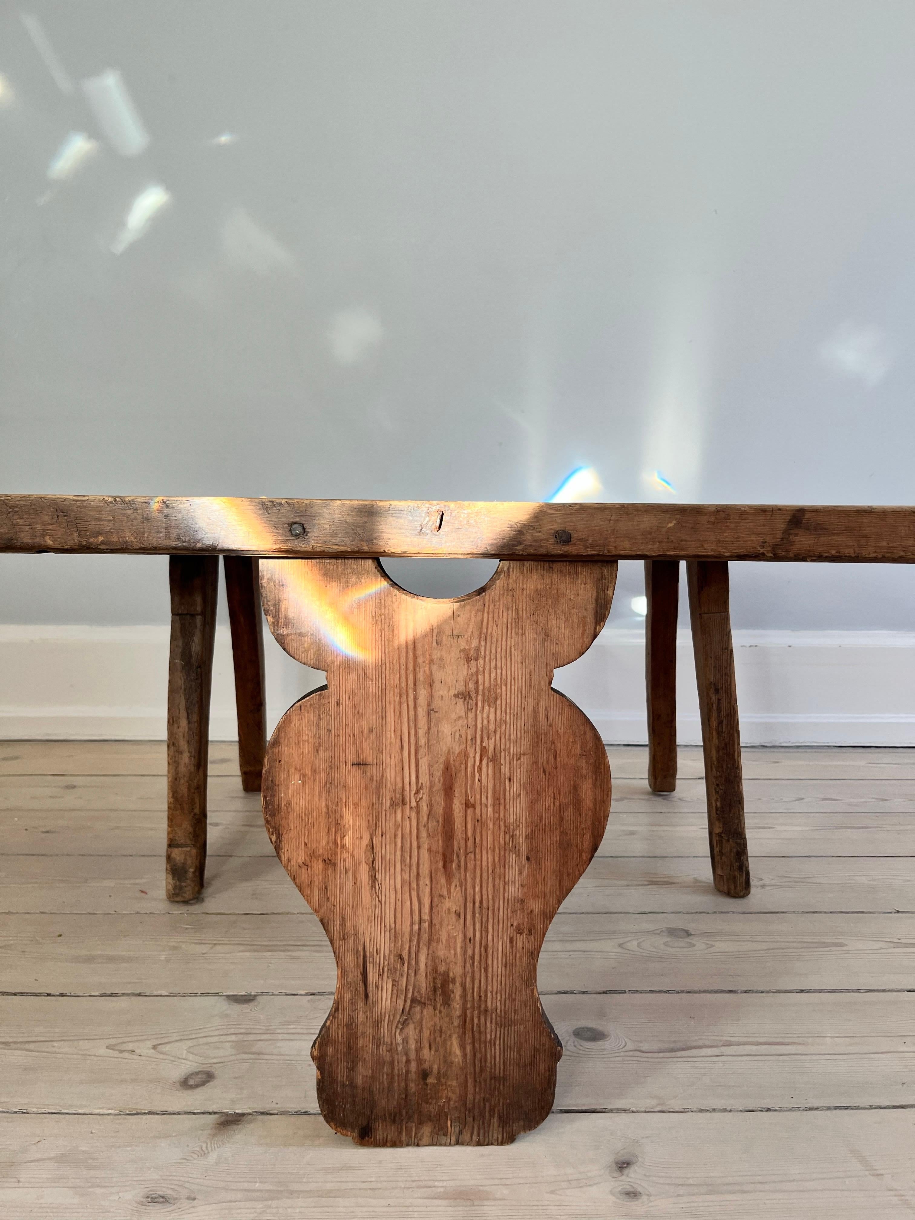 Sculpté à la main Ancienne table folklorique danoise du 18ème siècle