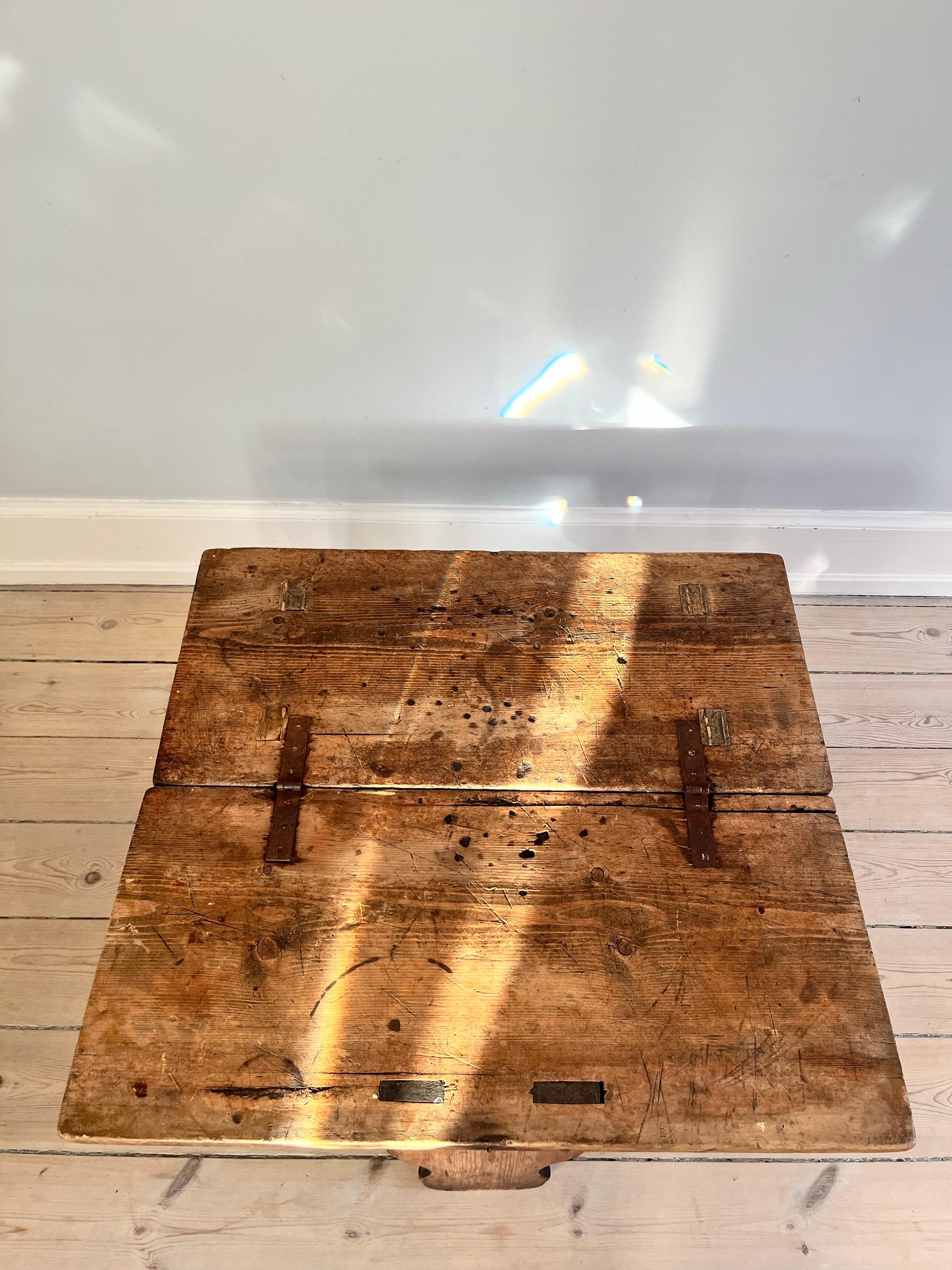 Ancienne table folklorique danoise du 18ème siècle 1