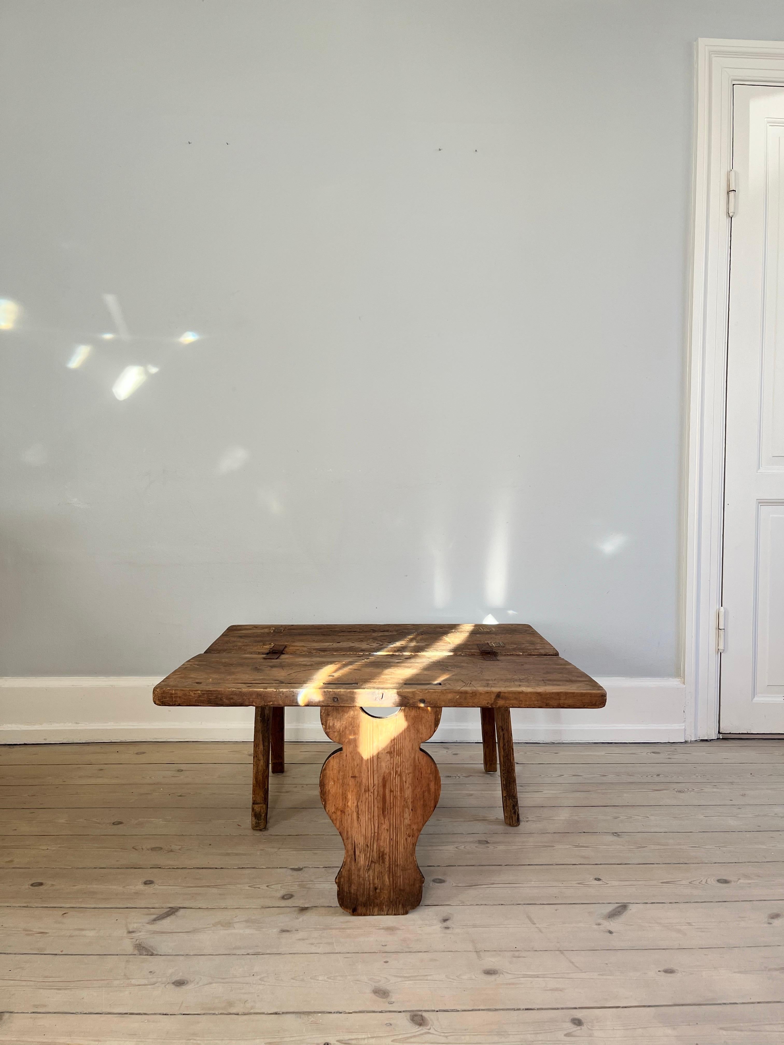 Ancienne table folklorique danoise du 18ème siècle 2