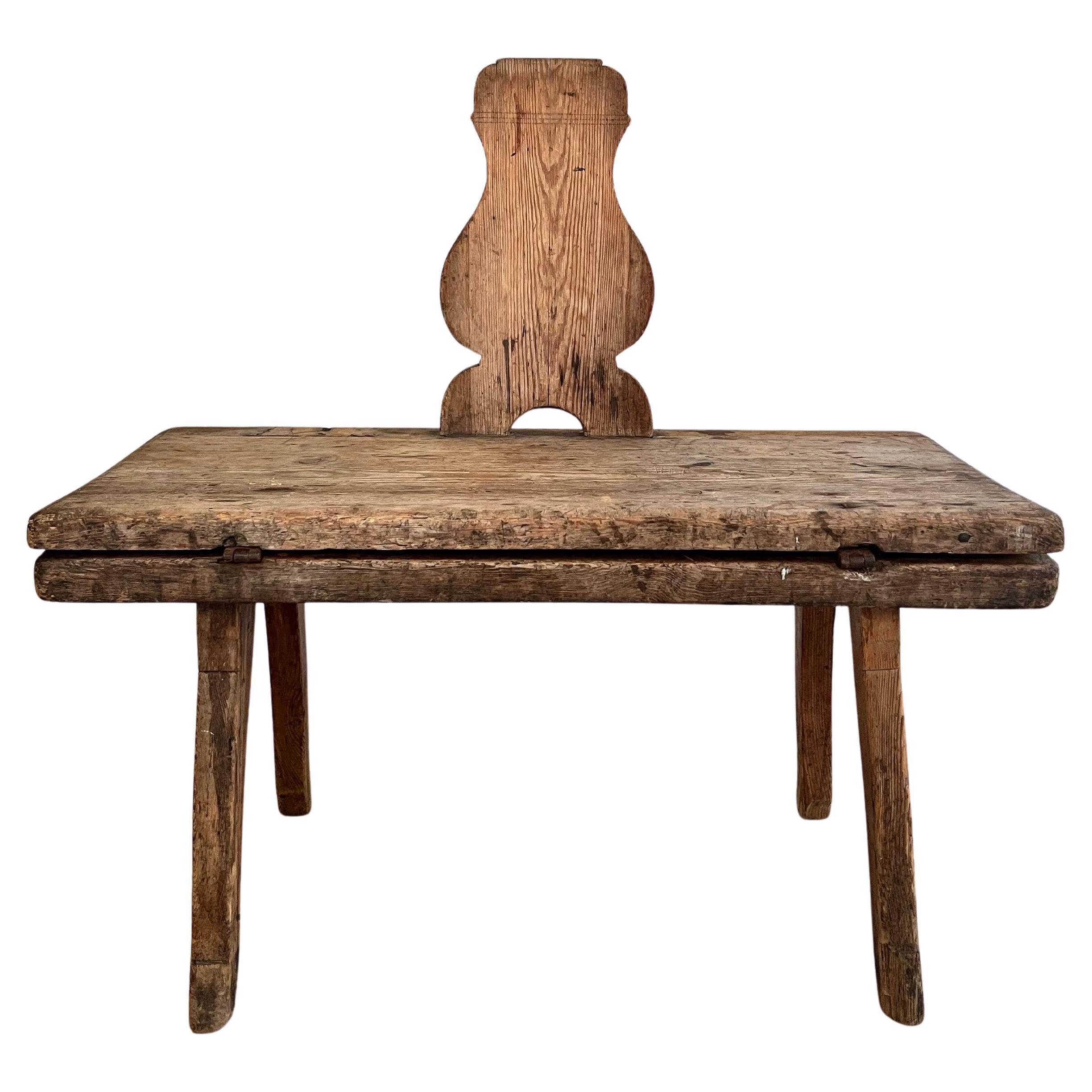 Table / banc folklorique danois ancien en bois de pin patiné.

La table date d'environ le 19e siècle et sert à la fois de banc folklorique et de petite table dépliée. Avec des charnières en fer et un petit crochet pour verrouiller le banc.

Stable