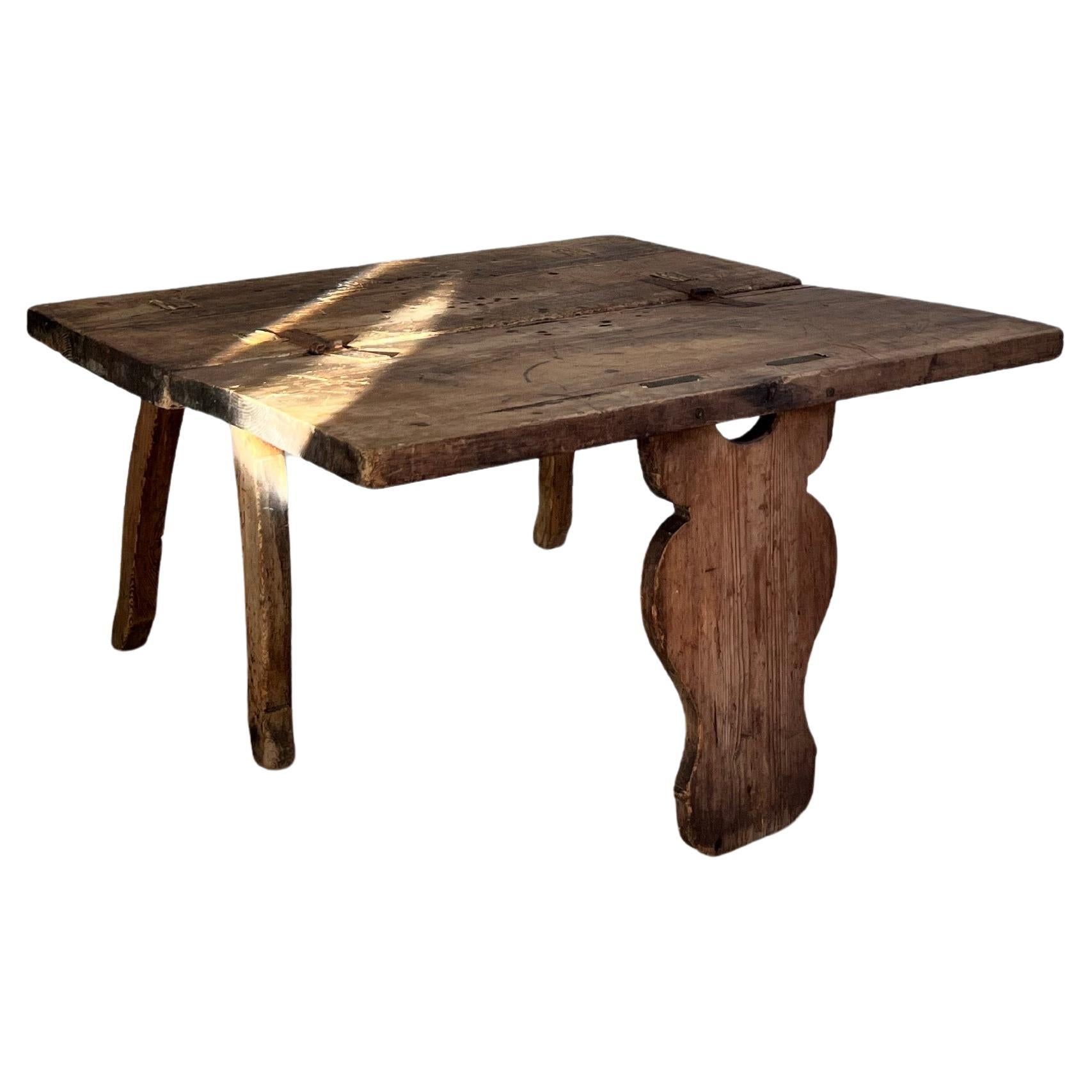 Ancienne table folklorique danoise du 18ème siècle