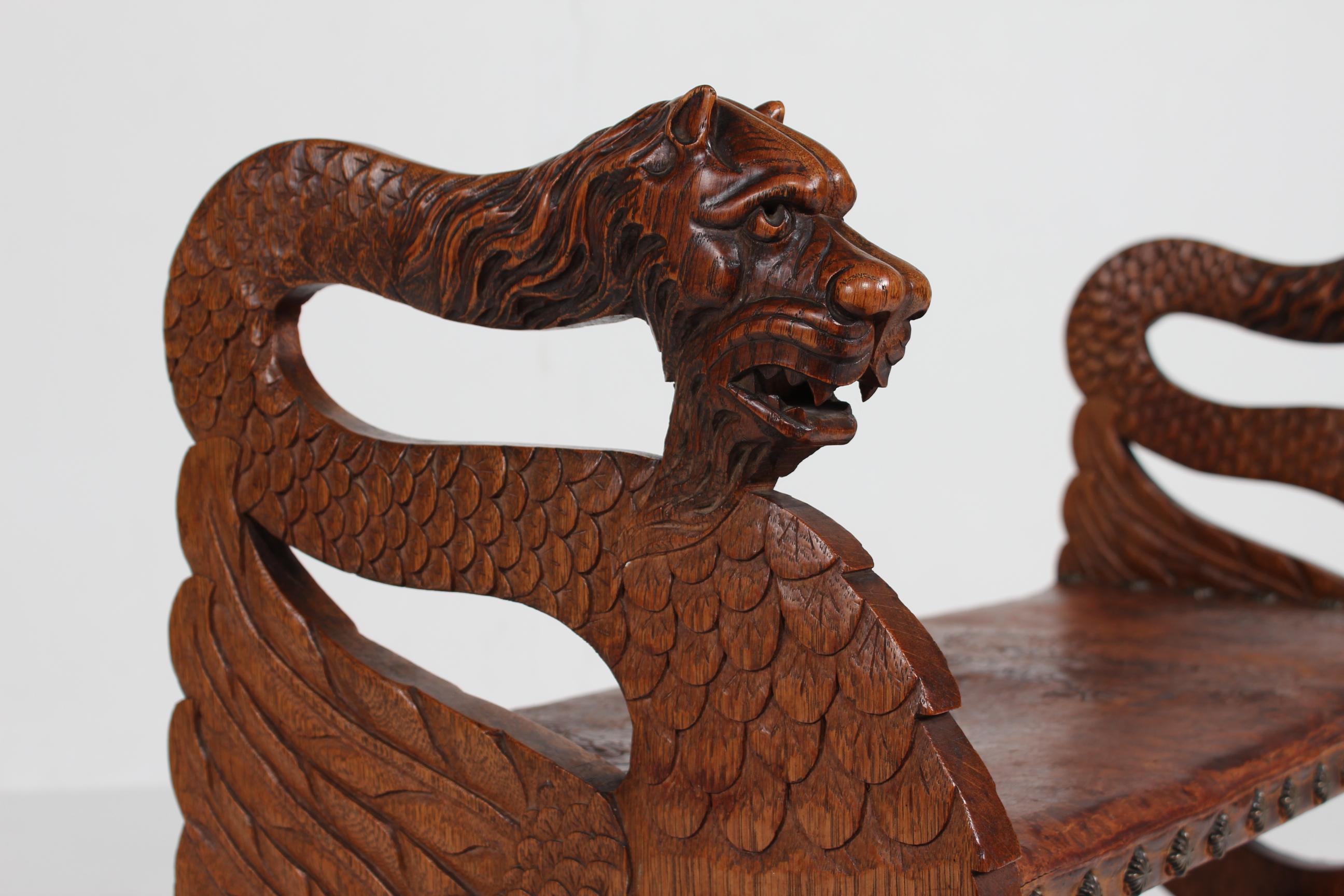 Antique Danish Hand Carved Piano Bench with Lion Heads and Original Leather Seat In Good Condition For Sale In Silkeborg, Silkeborg