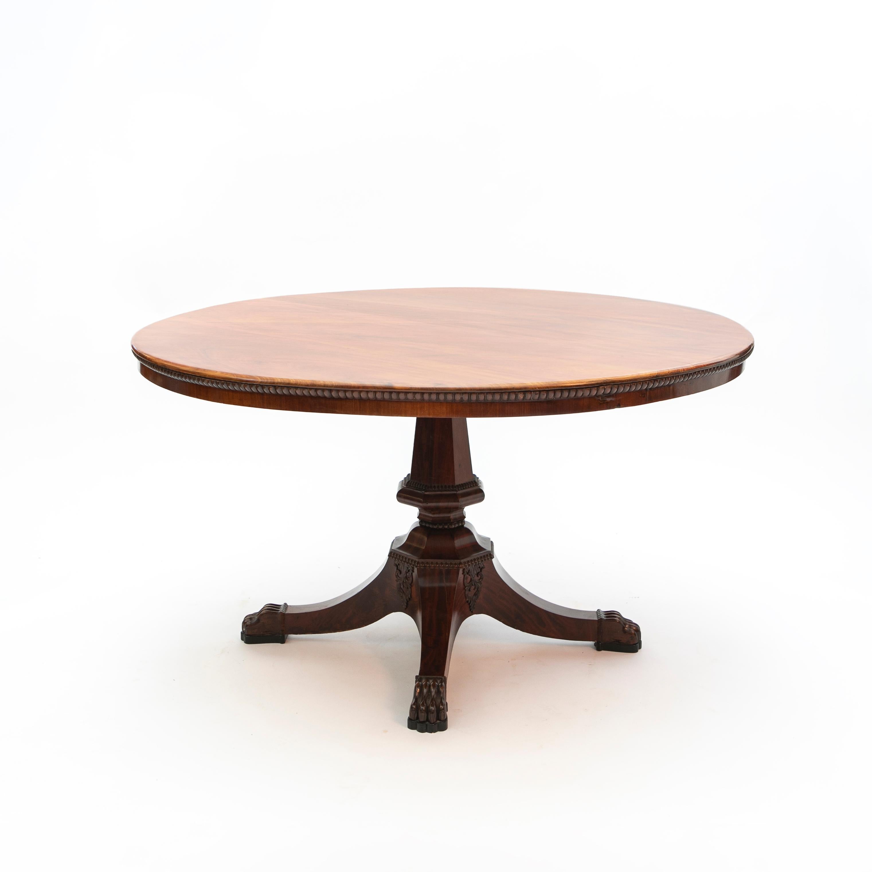 Table centrale danoise en acajou de style empire / biedemeier du début du 19e siècle.
Grand plateau circulaire avec tablier de table perlé et support de colonne de forme hexagonale se terminant par des pieds en patte de lion