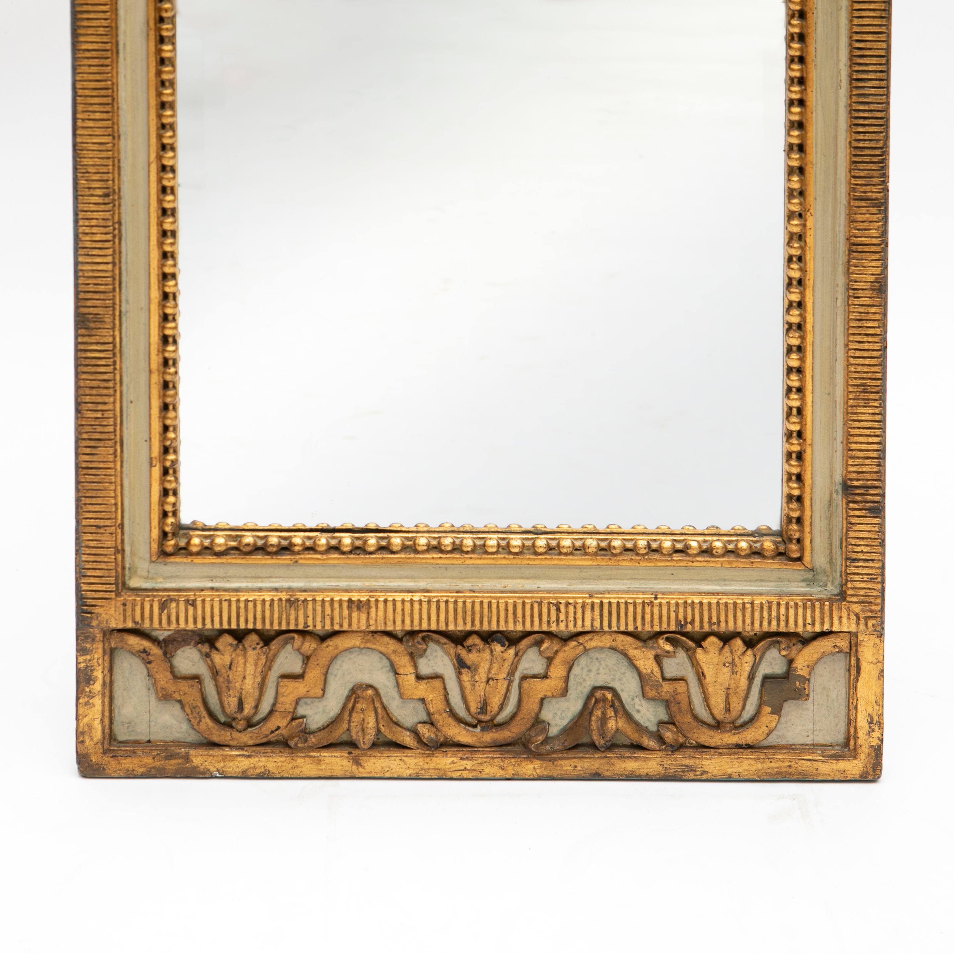 Danois Miroir rectangulaire danois Louis XVI en bois sculpté et doré en vente