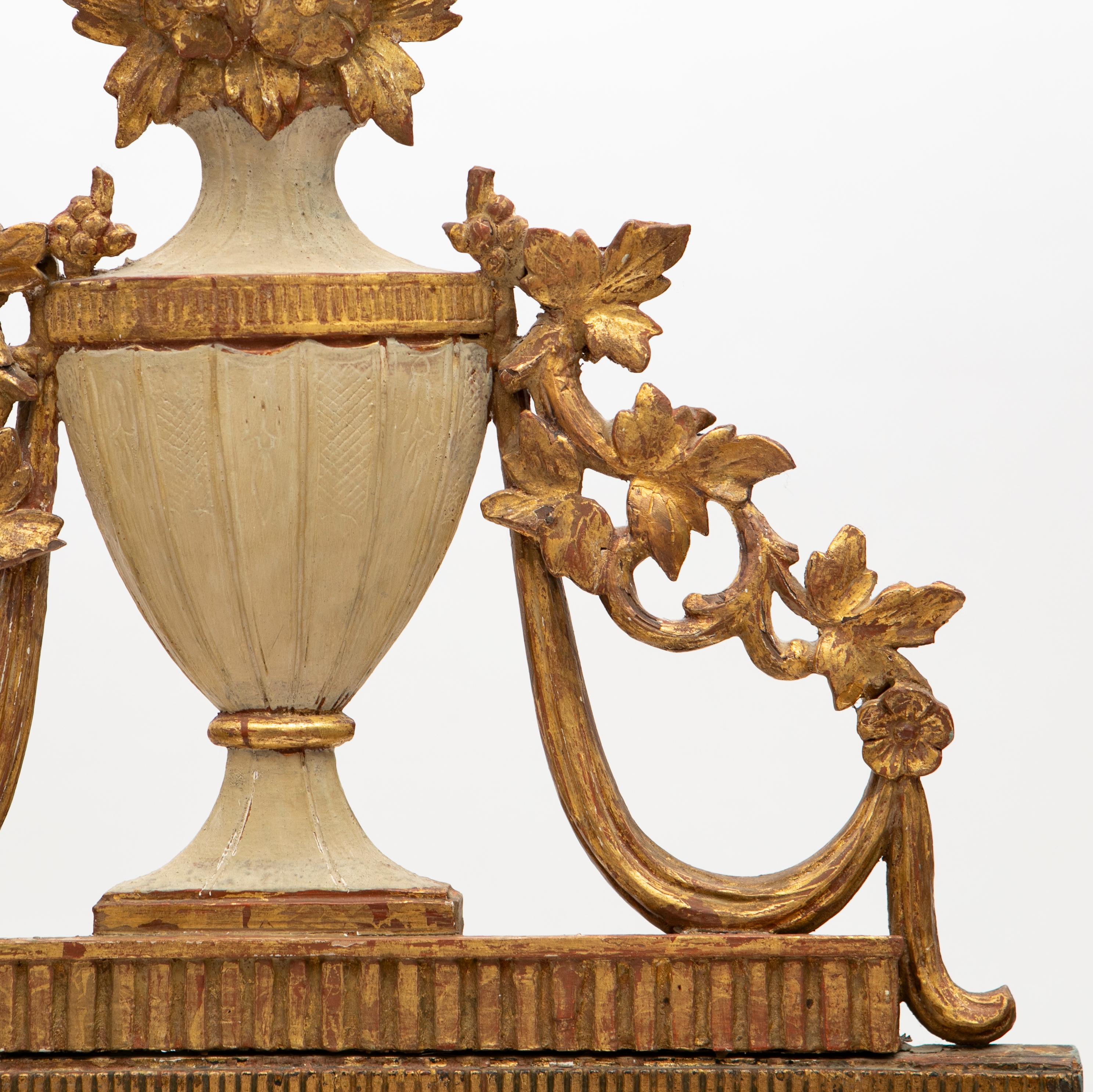 Doré Miroir rectangulaire danois Louis XVI en bois sculpté et doré en vente