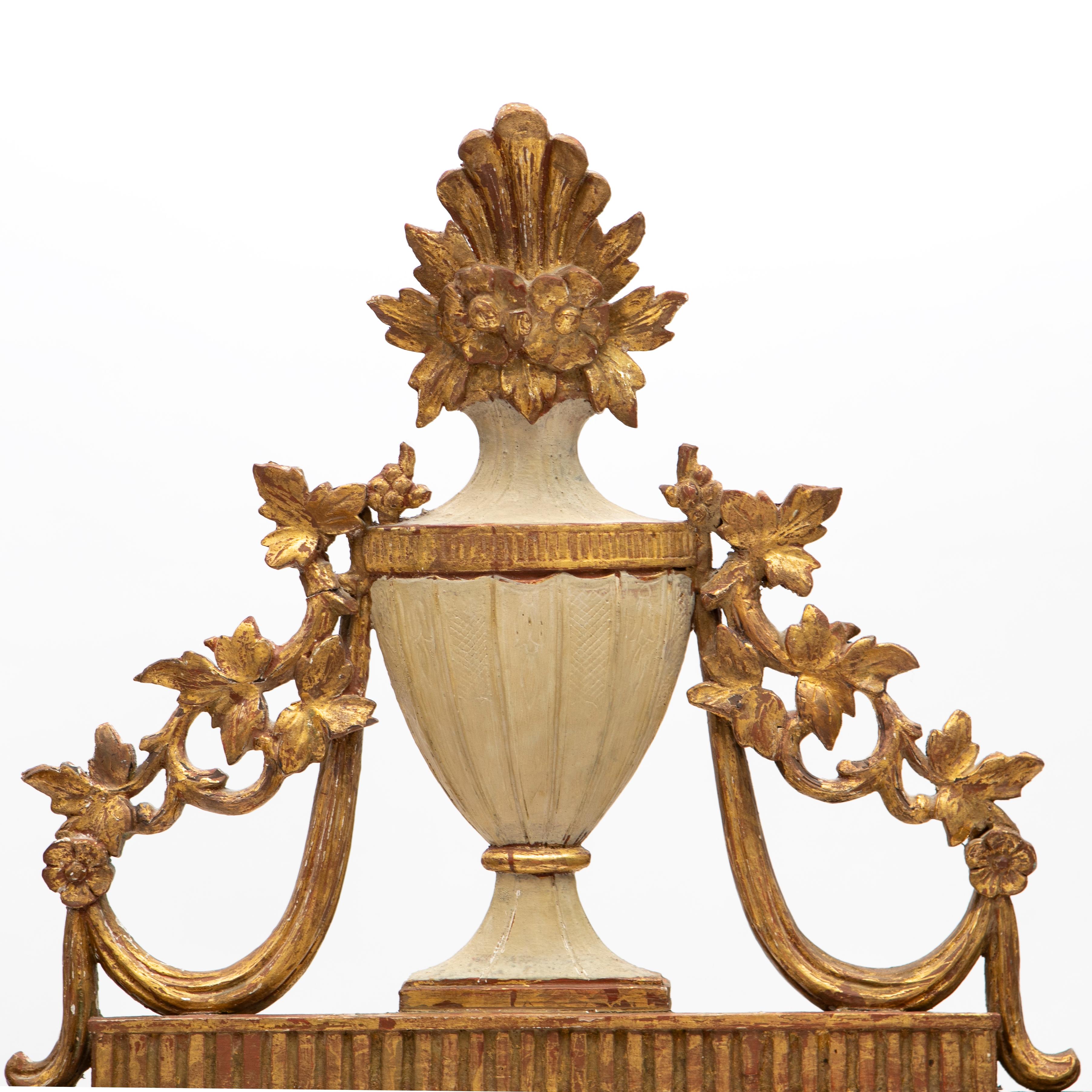 Rechteckiger dänischer Louis XVI Spiegel aus geschnitztem, vergoldetem Holz (Vergoldet) im Angebot