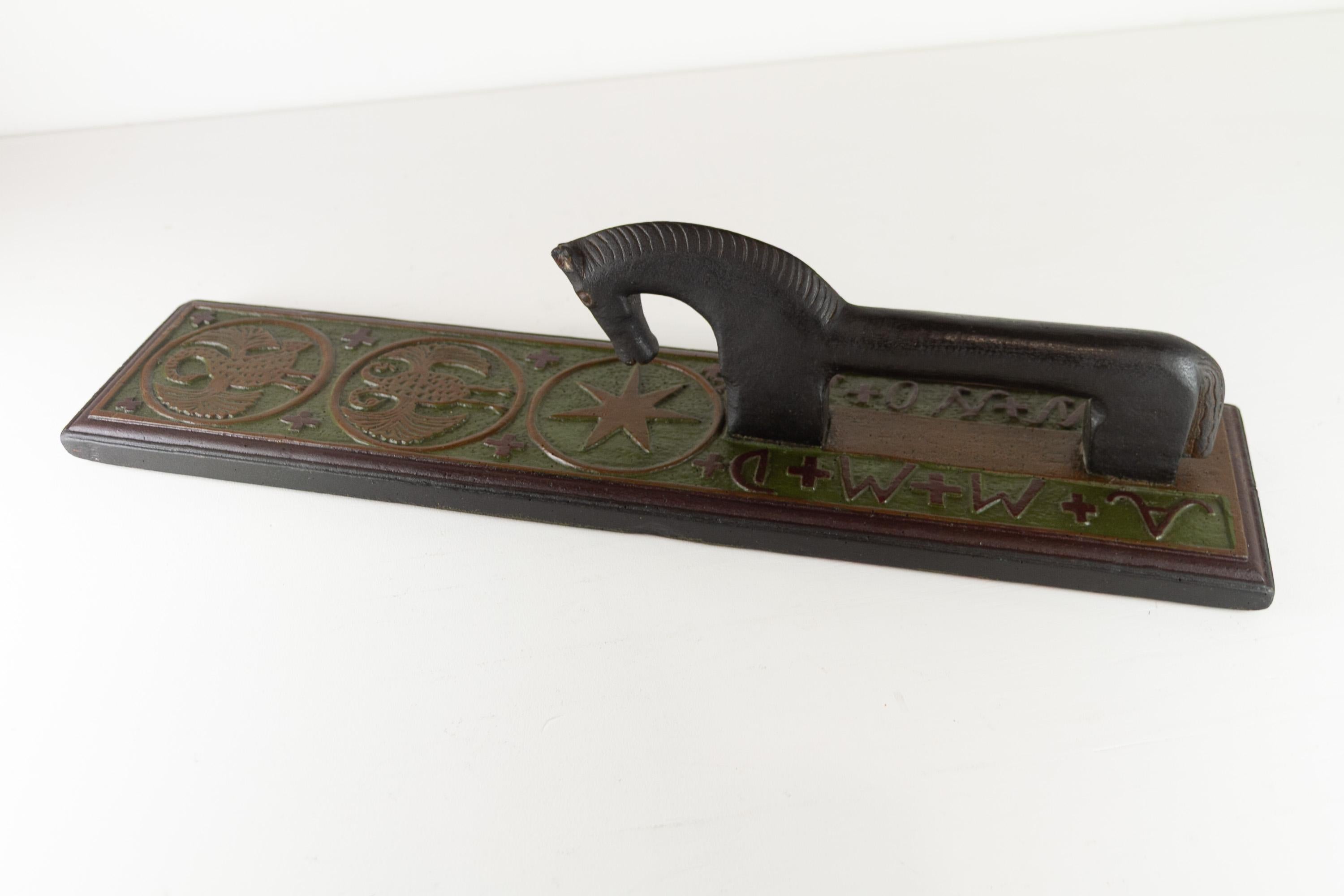 Ancien jeton d'amour danois à cheval de 1754. Fabriqué au Danemark.

Planche d'art populaire danois avec un cheval noir en guise de poignée pour le maniement, datée de 1754. 
Ces planches en bois étaient utilisées pour lisser et presser le linge