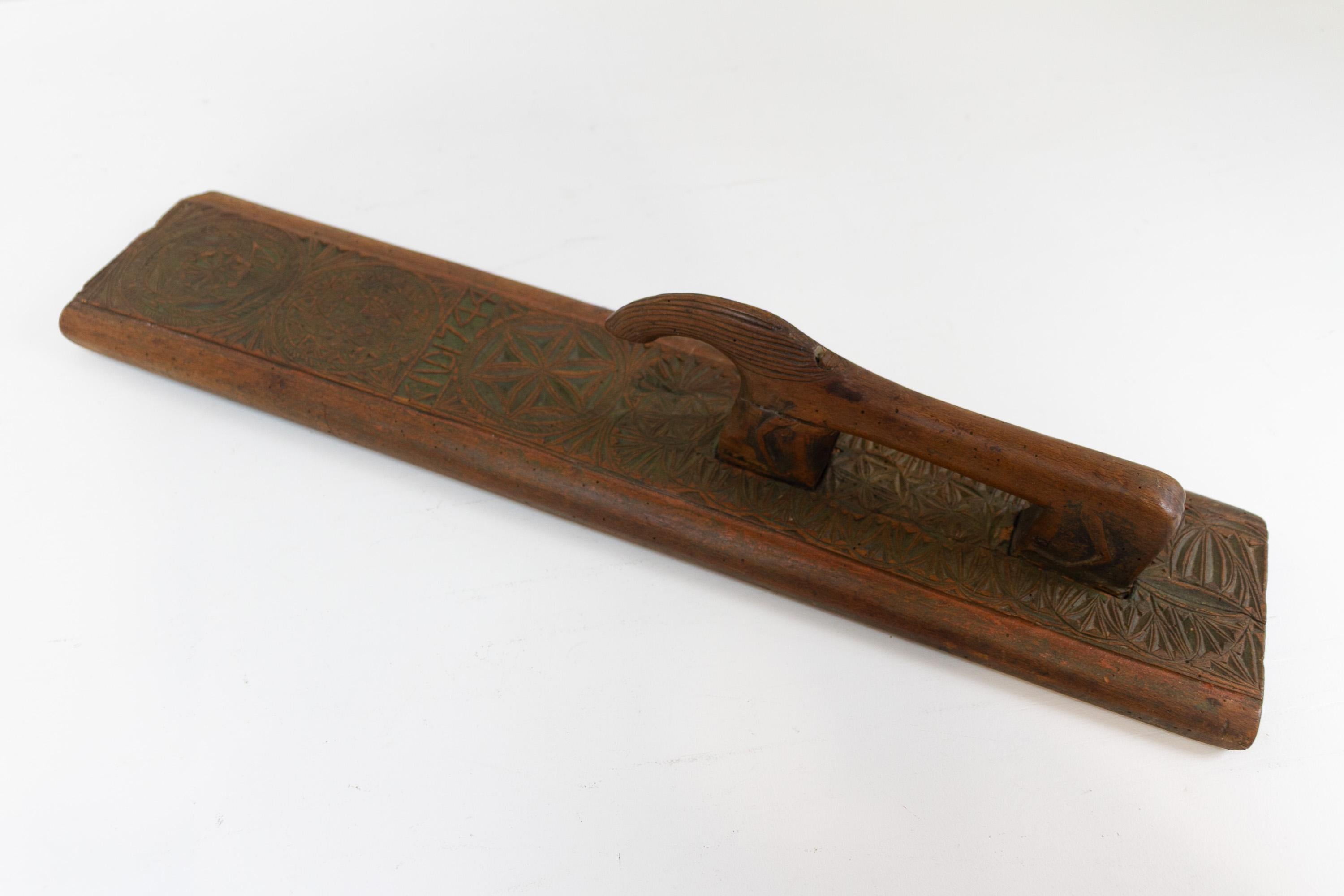 Ancien jeton d'amour danois avec cheval stylisé datant de 1744. Fabriqué au Danemark.

Planche d'art populaire danois avec un cheval stylisé sculpté en guise de poignée pour le maniement, datée de 1744. 
Ces planches en bois étaient utilisées pour