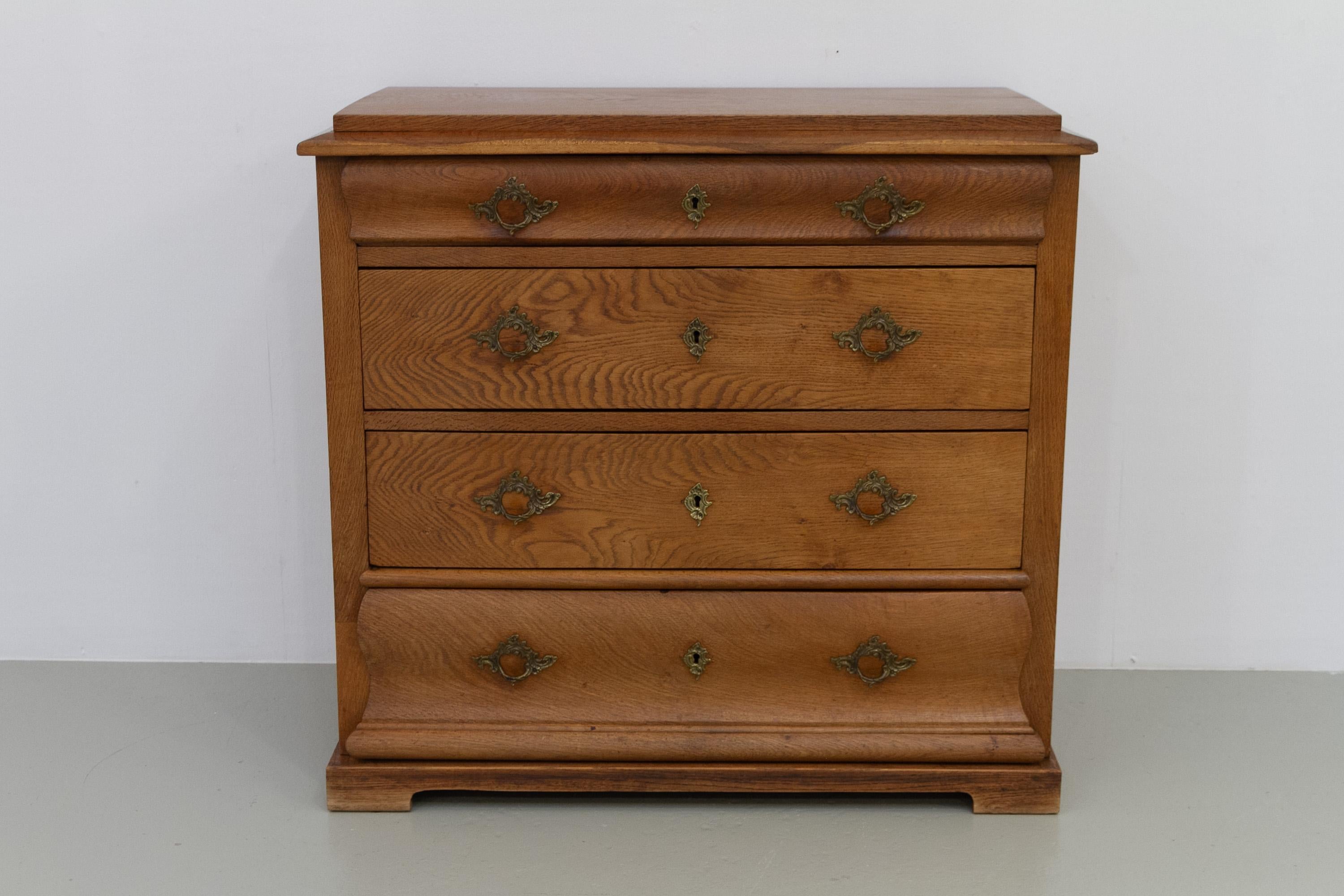 Antico mobile danese in Oak, anni '50 del XIX secolo.

Splendido comò a quattro cassetti di dimensioni perfette in solido rovere nordico con una tonalità calda e morbida. Realizzato in Danimarca a metà del XIX secolo e delicatamente restaurato a