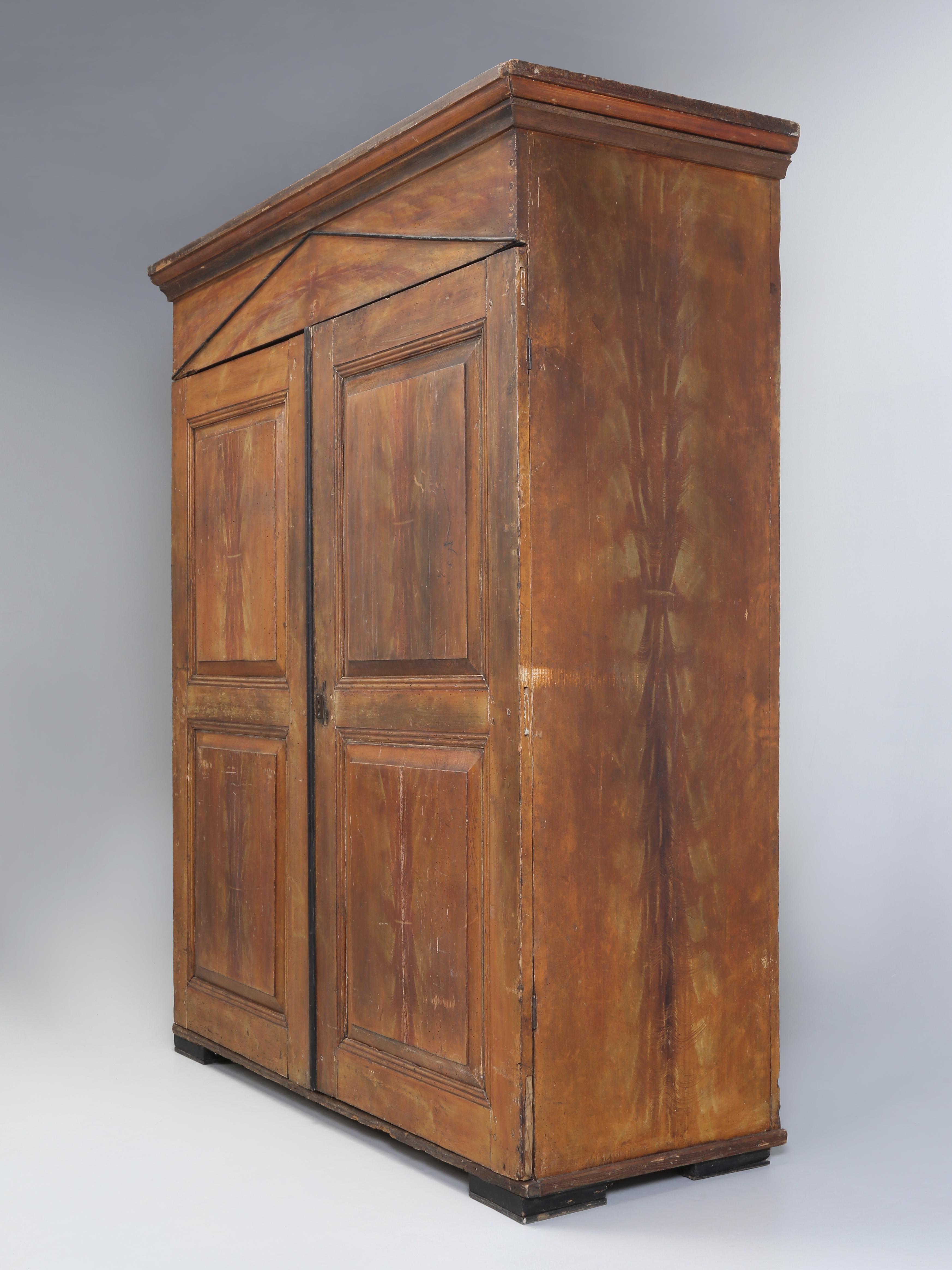 Armoire danoise ancienne, ou armoire si vous préférez, dont la finition, vieille de 250 ans, n'a pas été restaurée et qui comprend un pochoir de blé magnifiquement exécuté. Il est déjà difficile de trouver une vieille armoire peinte d'origine, mais