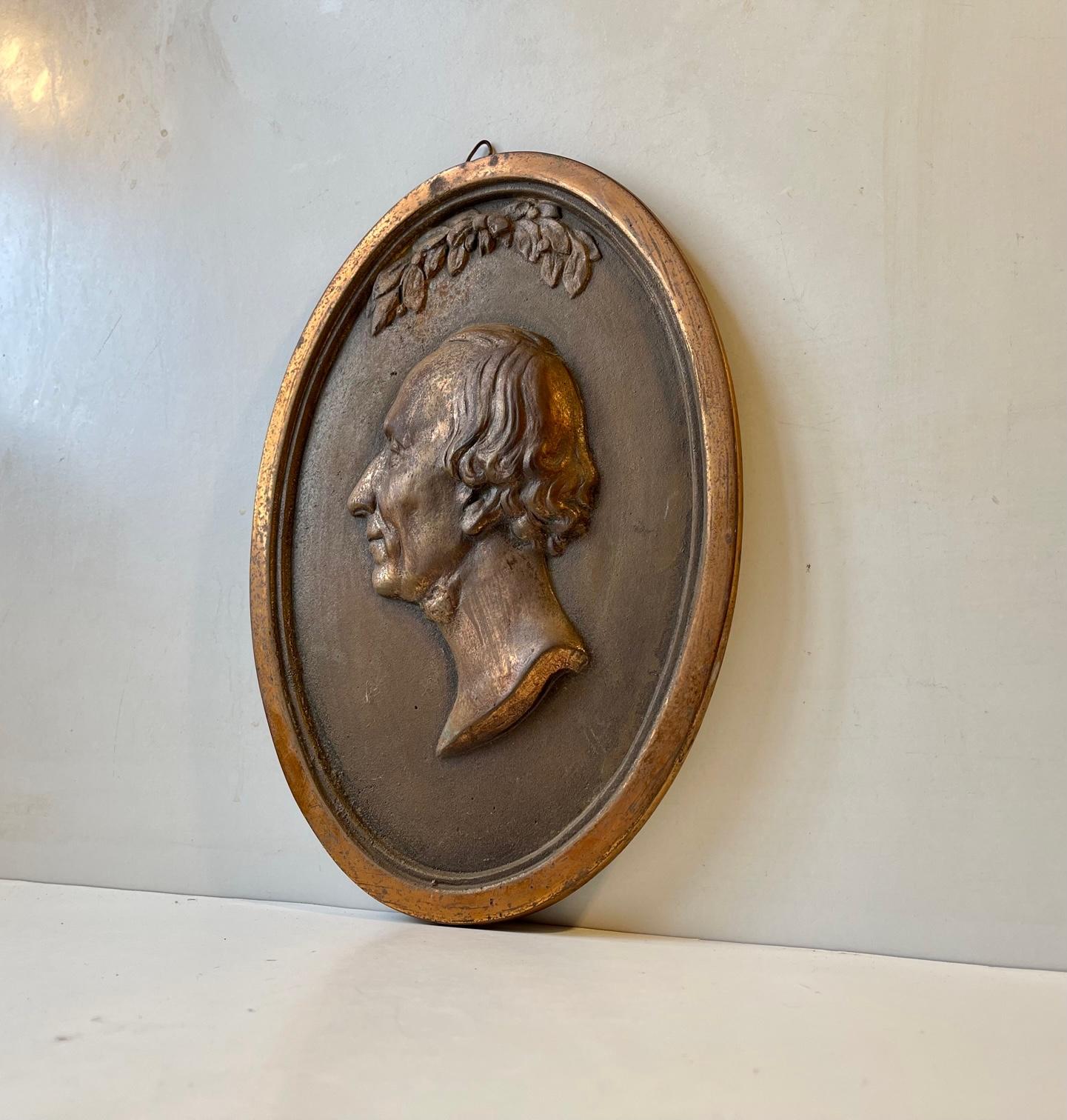 Eine wunderschön patinierte ovale Wandtafel aus massivem Kupfer. Es stellt den dänischen Märchenerzähler Hans Christian Andersen (1805-1875) dar. Diese besondere Platte wurde zwischen 1895 und 1915 in Kopenhagen, Dänemark, gegossen. Es ist ziemlich