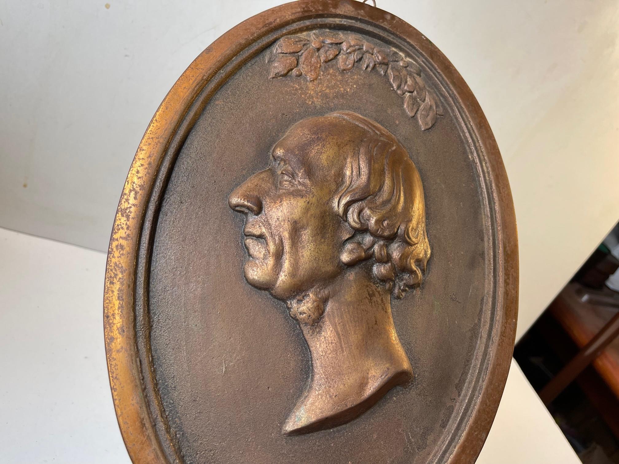 Antique Danish Oval Copper Wall Plaque of H. C. Andersen In Good Condition For Sale In Esbjerg, DK