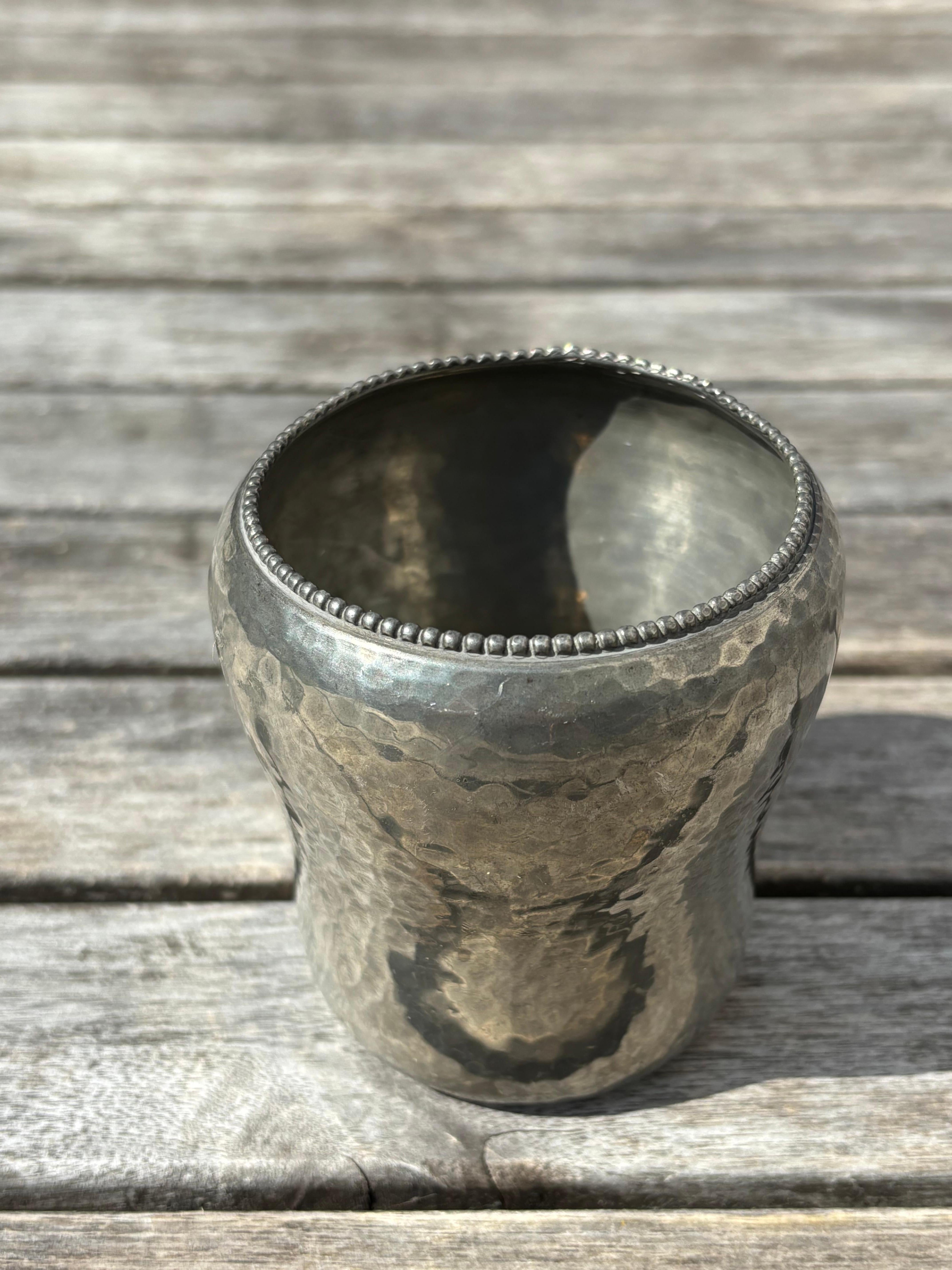 Martellato Antico vaso danese in peltro, anni '20 circa in vendita