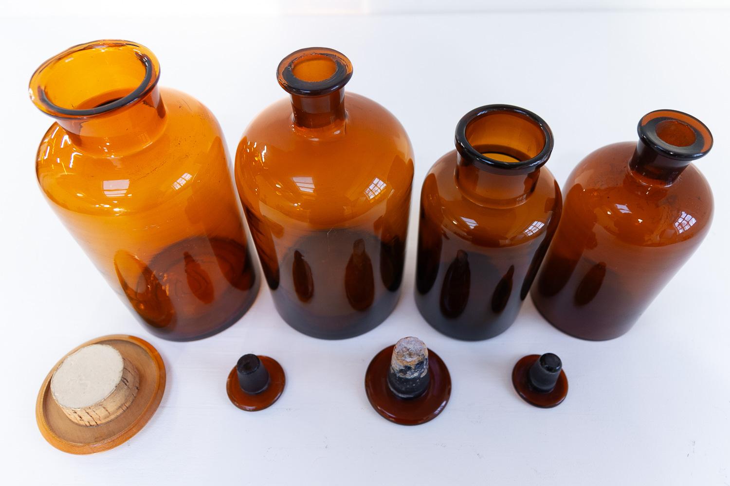 Anciens flacons en verre de pharmacie danoise, années 1900. Ensemble de 4. en vente 4