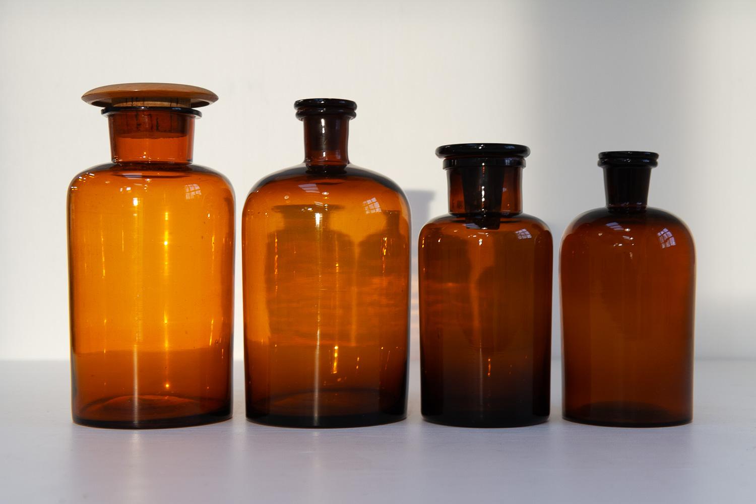 Industriel Anciens flacons en verre de pharmacie danoise, années 1900. Ensemble de 4. en vente