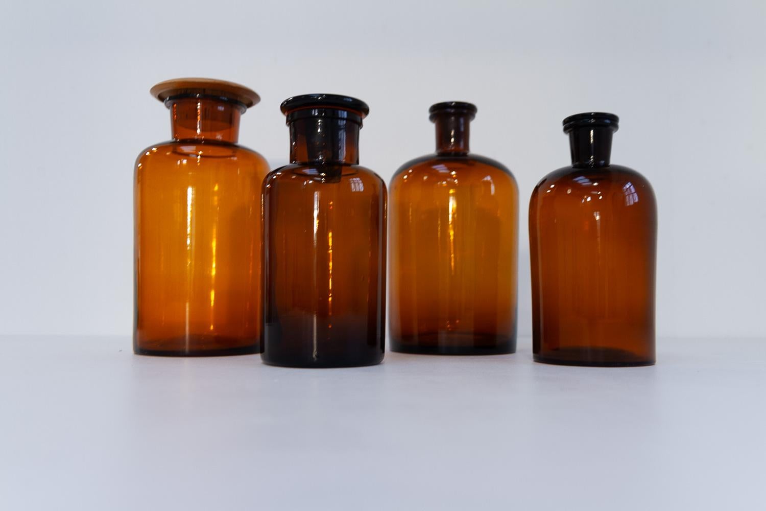 Danois Anciens flacons en verre de pharmacie danoise, années 1900. Ensemble de 4. en vente