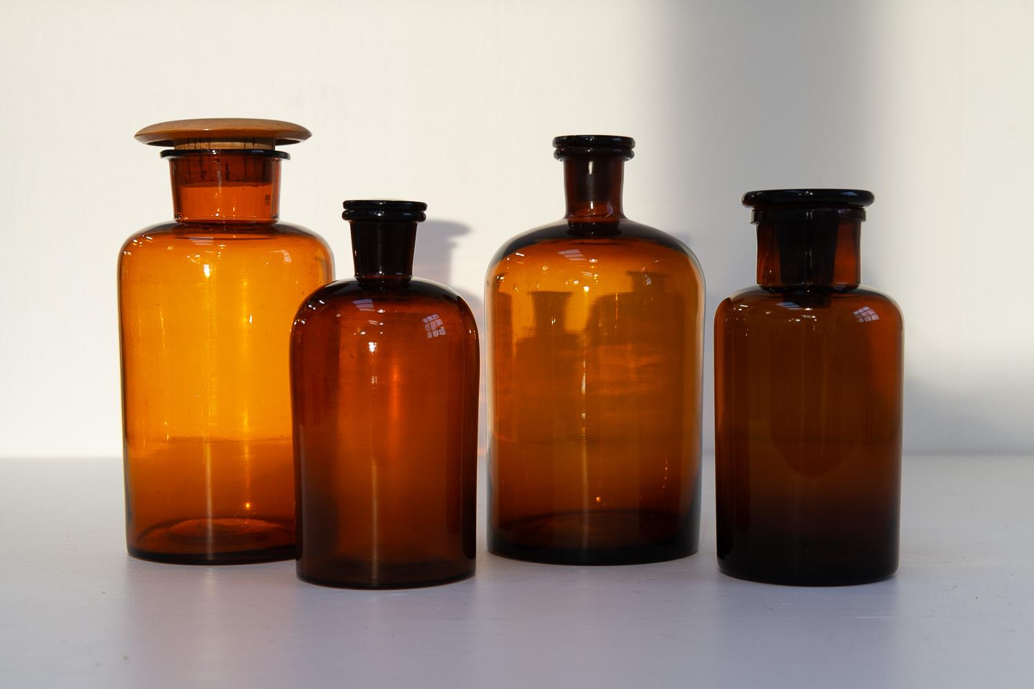 Début du 20ème siècle Anciens flacons en verre de pharmacie danoise, années 1900. Ensemble de 4. en vente