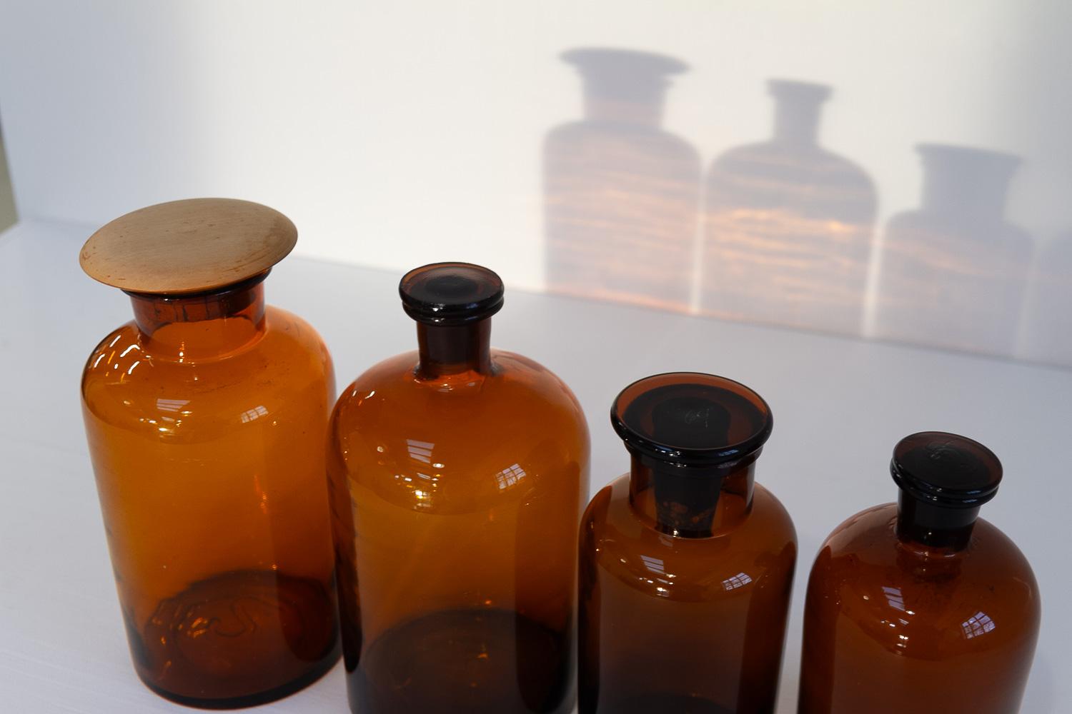 Verre Anciens flacons en verre de pharmacie danoise, années 1900. Ensemble de 4. en vente