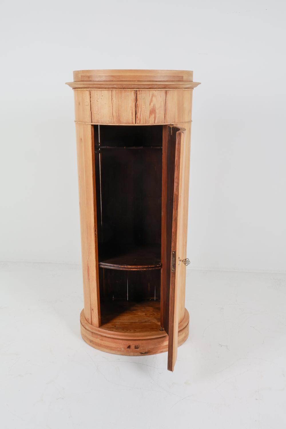 Antiguo Gabinete de Platería de Pino Danés Circa 1880's 8
