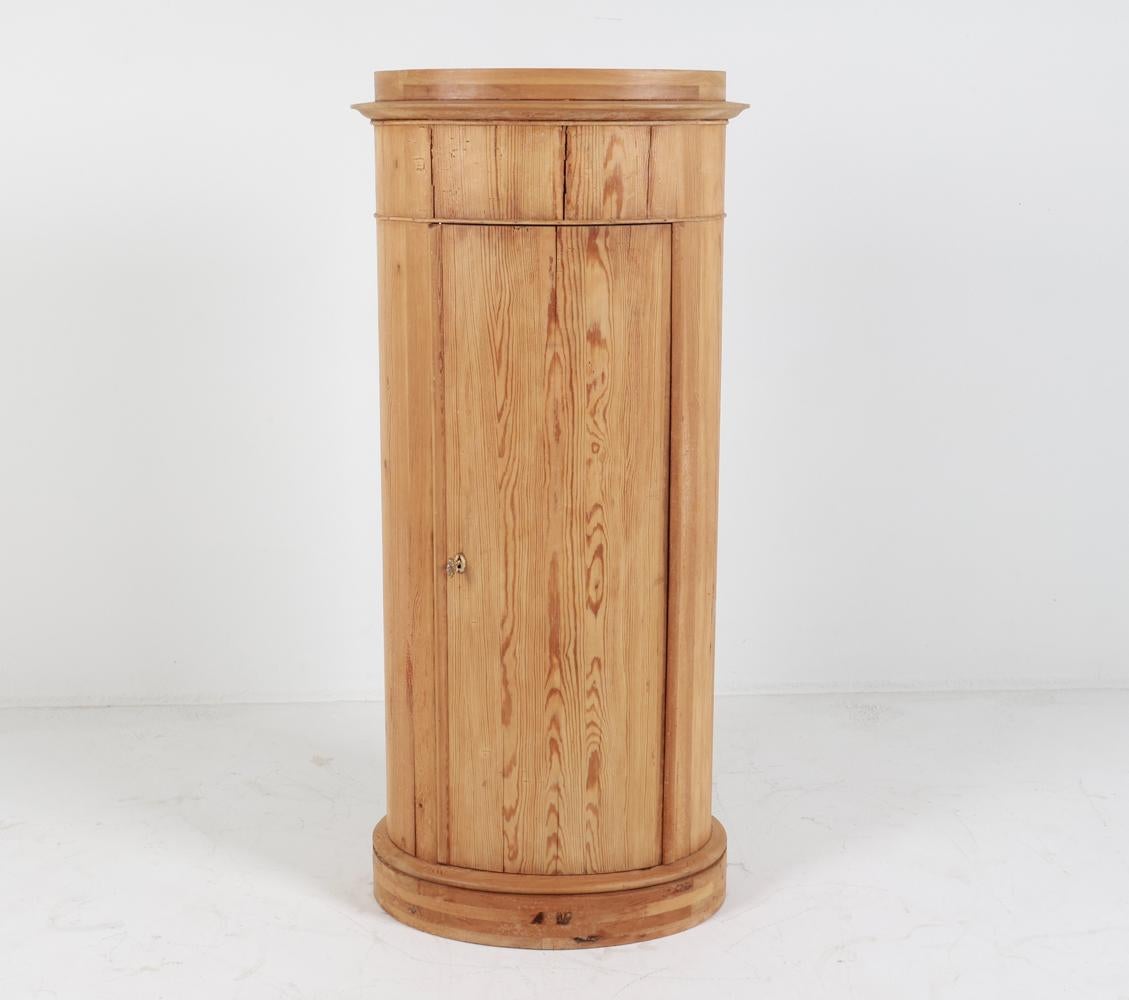 Este encantador armario antiguo nos permite echar un vistazo al pasado del estilo y la sensibilidad daneses. Esta cubertería de plata en forma de columna se fabricó hacia finales del siglo XIX y está en muy buen estado, dada su antigüedad y su uso