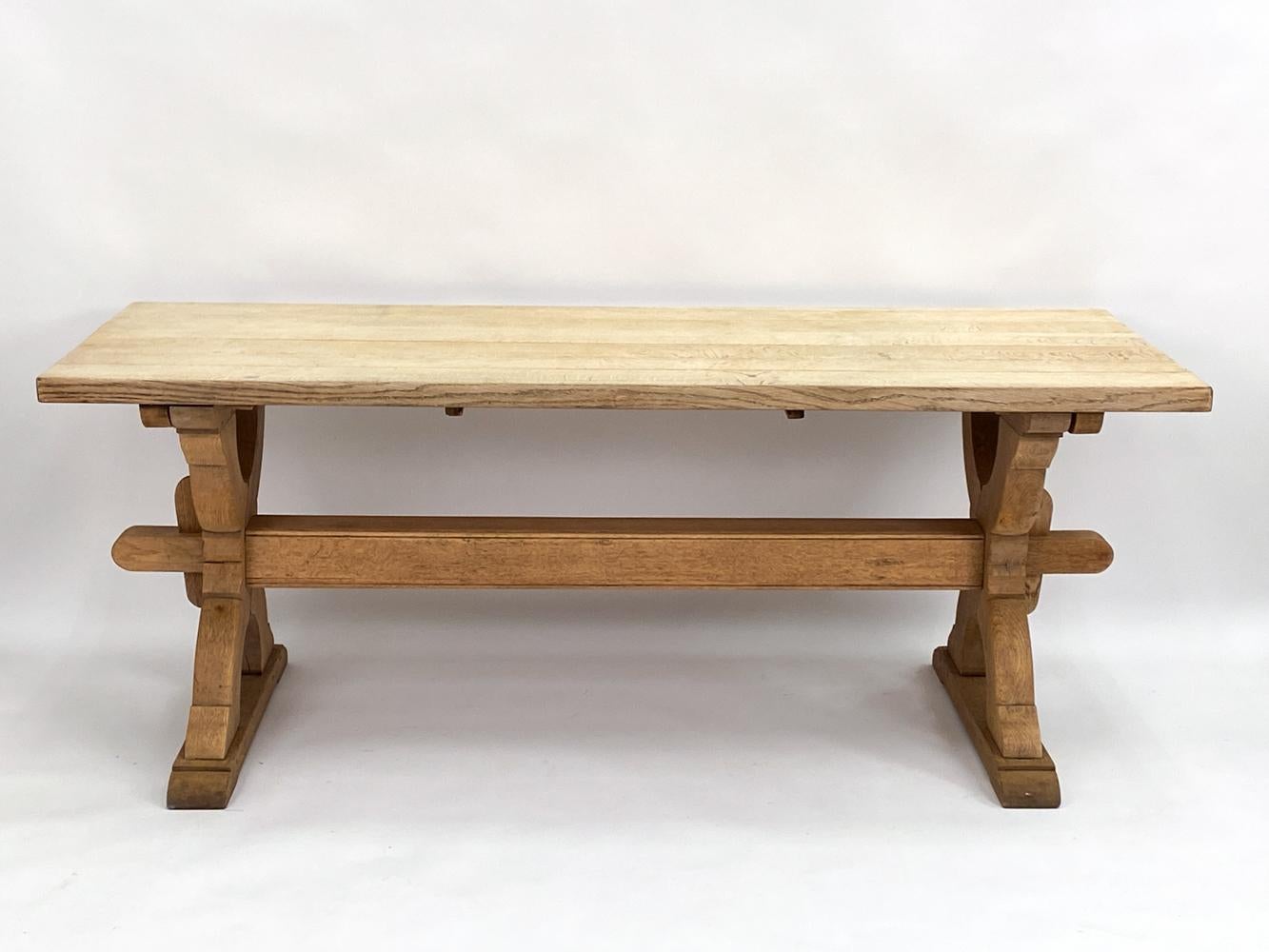 Danois Ancienne table de salle à manger danoise provinciale à tréteaux en chêne sculpté en vente