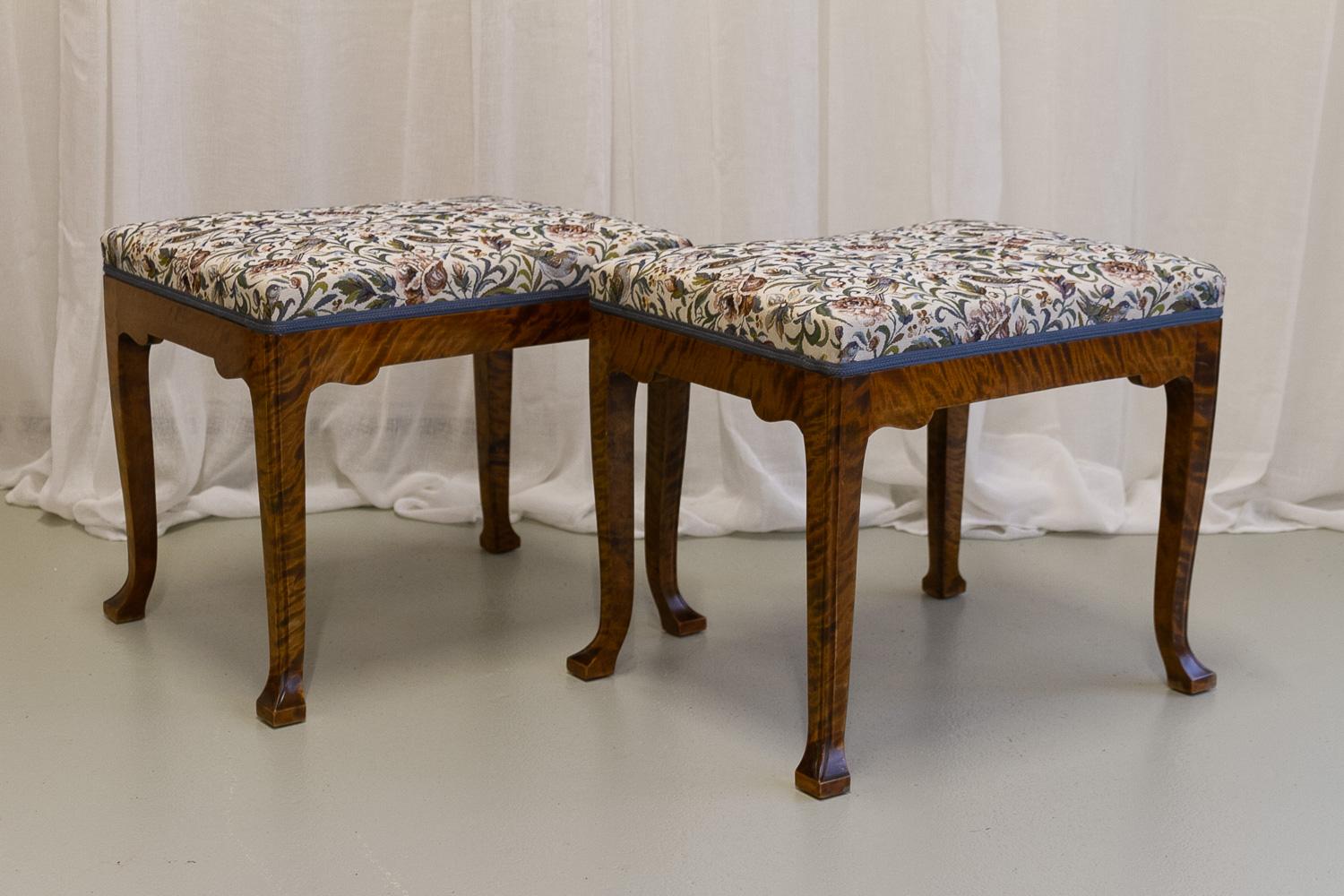 Tabourets danois anciens de style rococo en bouleau, années 1870. Ensemble de 2.

Ravissante paire de tabourets assortis fabriqués au Danemark à la fin de la moitié du XIXe siècle.

Fabriquée en bouleau massif flammé avec des pieds cabriole et un