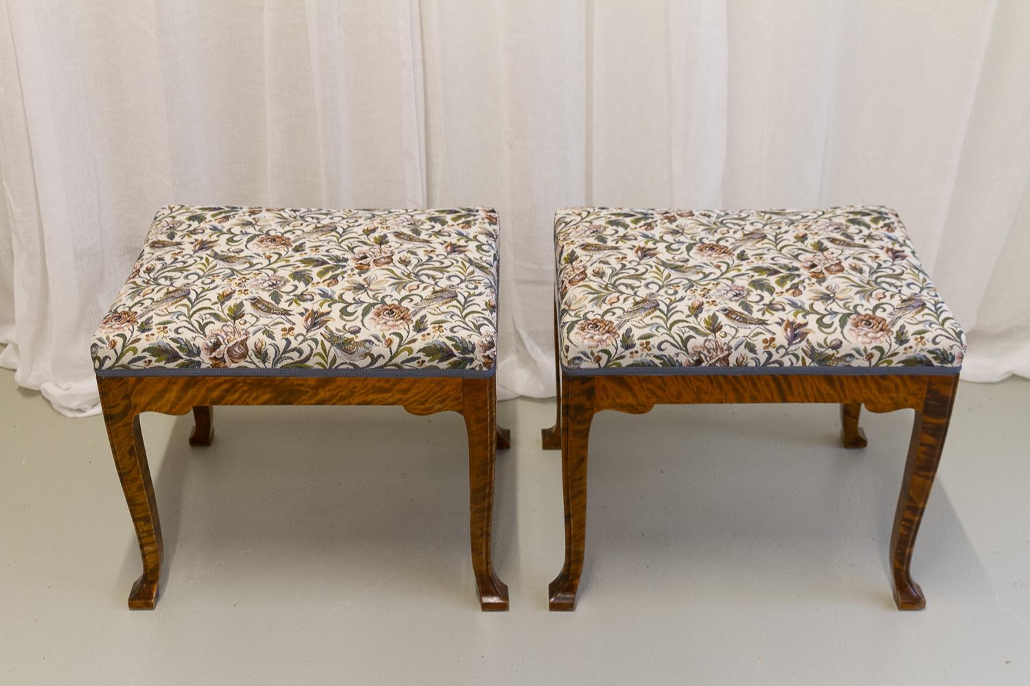 XIXe siècle Tabourets danois anciens de style rococo en bouleau, années 1870. Ensemble de 2. en vente