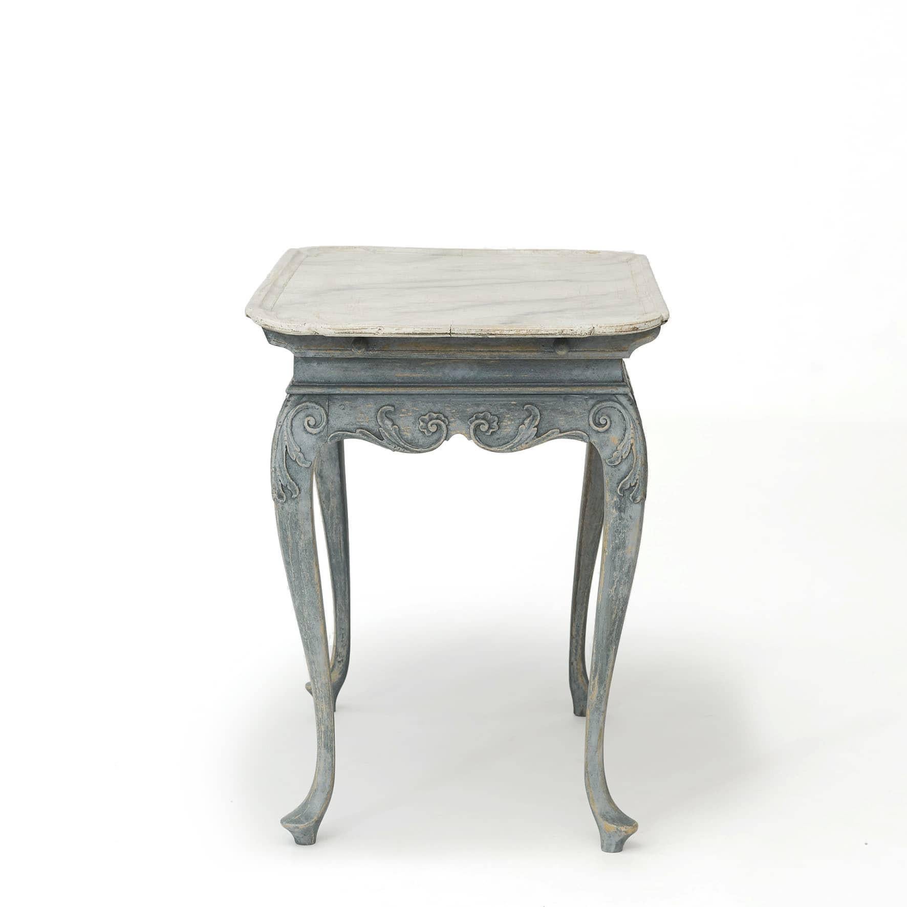 Une belle table de plateau rococo antique danoise.

La table est finie avec une base bleue poussiéreuse (restaurée par un restaurateur professionnel) et un dessus en faux marbre peint en gris doux.
Base avec jupe sculptée de feuillages et de