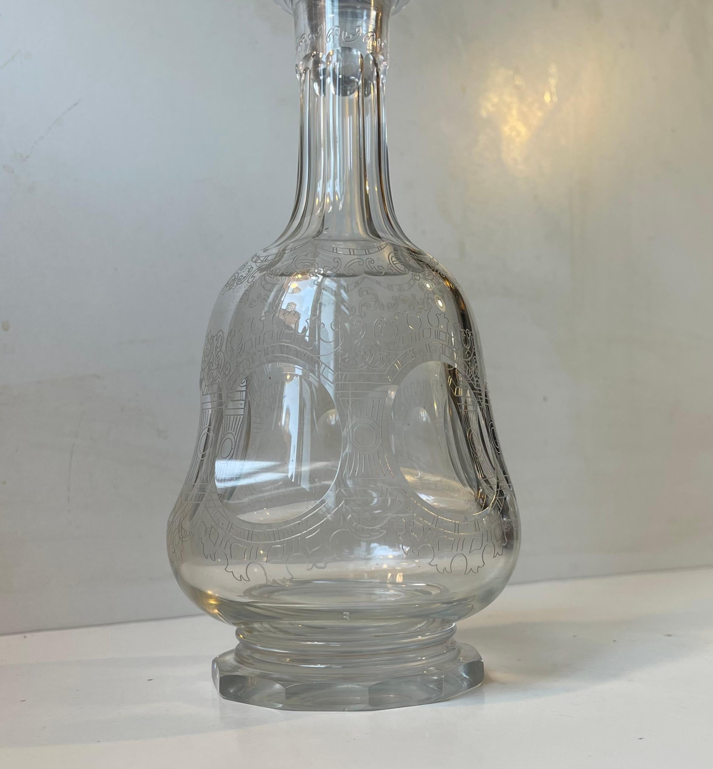 Antique Danish Royal Family Decanter in Engraved Crystal, 1920s In Good Condition For Sale In Esbjerg, DK