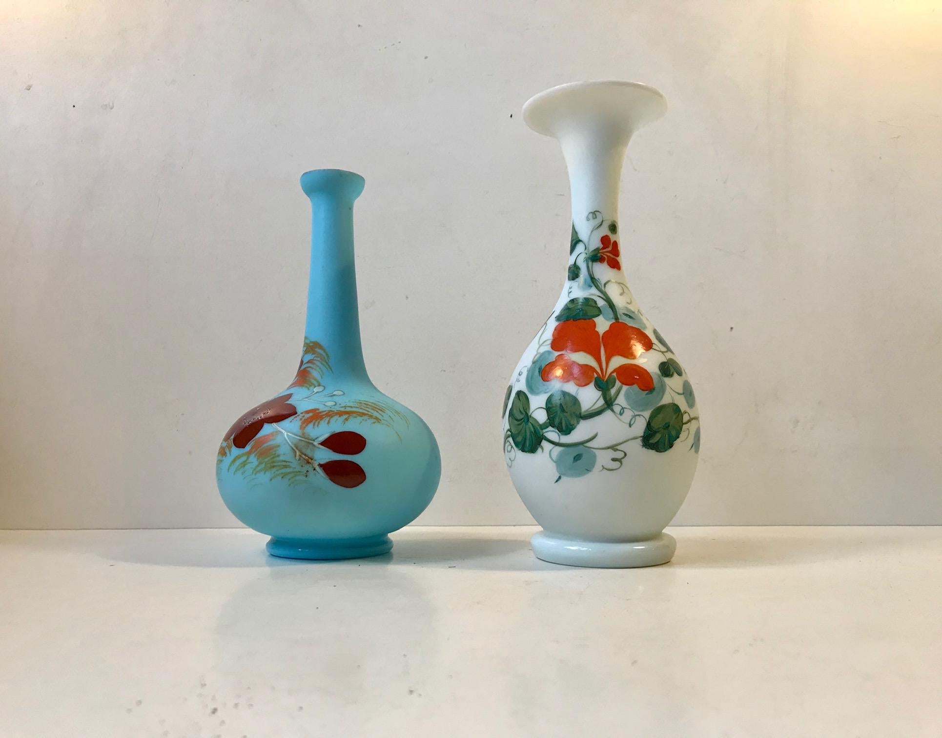 Einzigartiges Set von einzigartigen und antiken dänischen Opalglasvasen. Sie sind mundgeblasen und mit floralen Motiven handbedruckt. Beide wurden um 1900 bei Fyns Glasværk (später von Holmegaard aufgekauft) in Dänemark hergestellt. Maße: Höhe 22/19