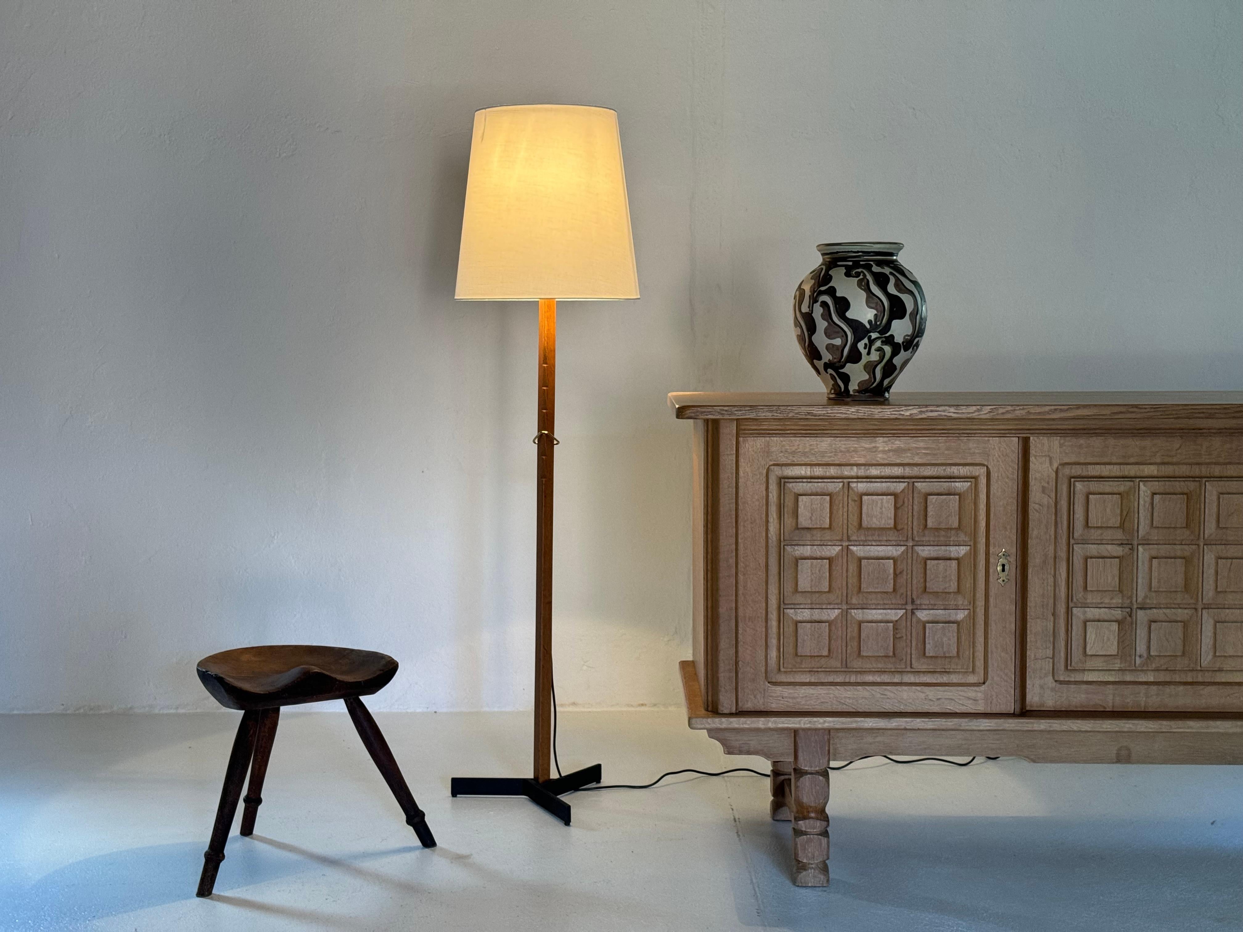 Tabouret de déversement danois sculptural ancien en bois foncé à 3 pieds, style Mogens Lassen en vente 4